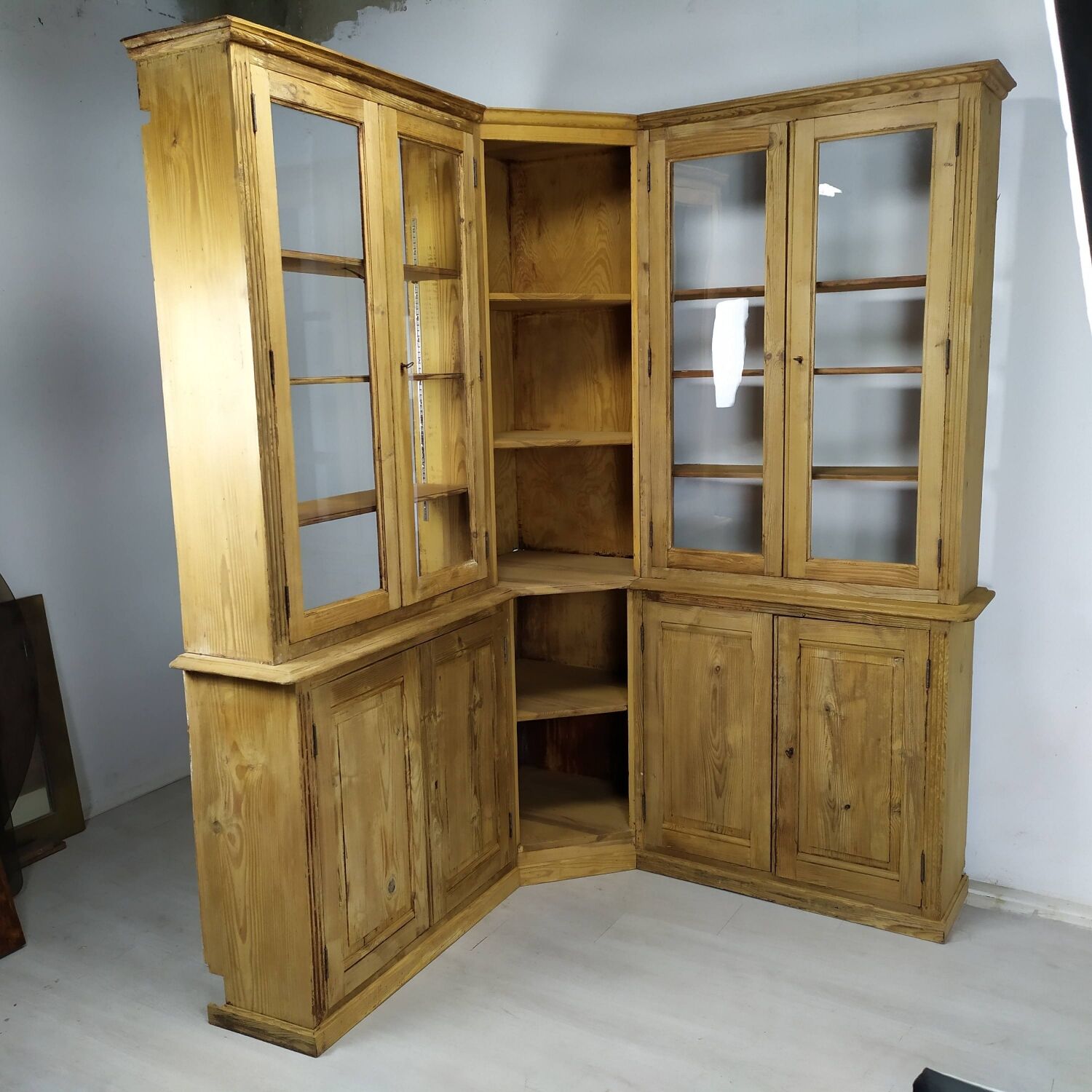 Bistro corner bookcase