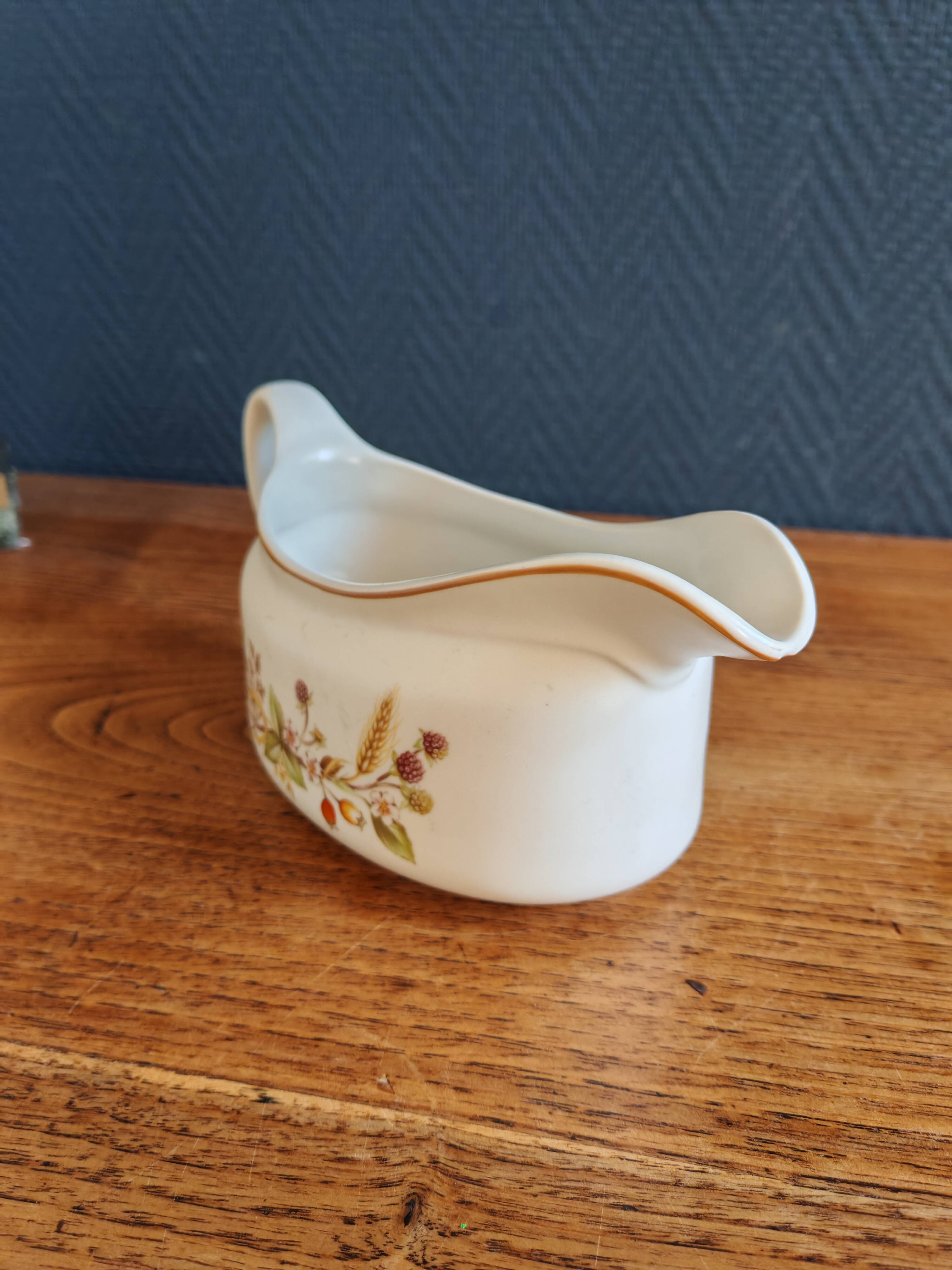 "Harvest 1418" sauceboat in English porcelain