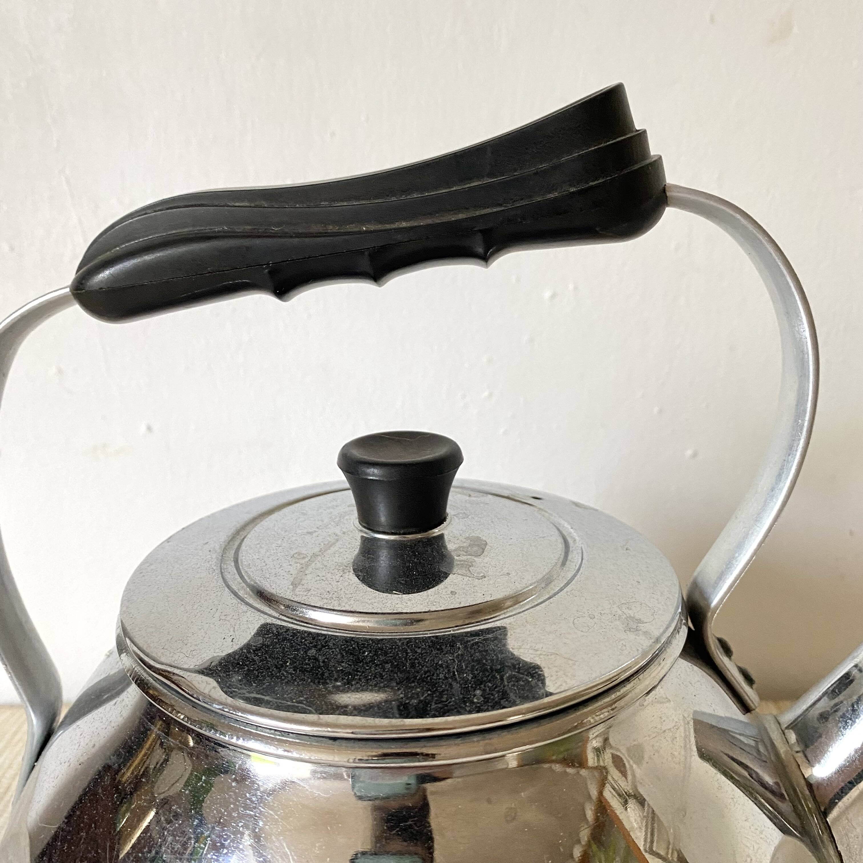 Vintage kettle in chrome metal and bakelite