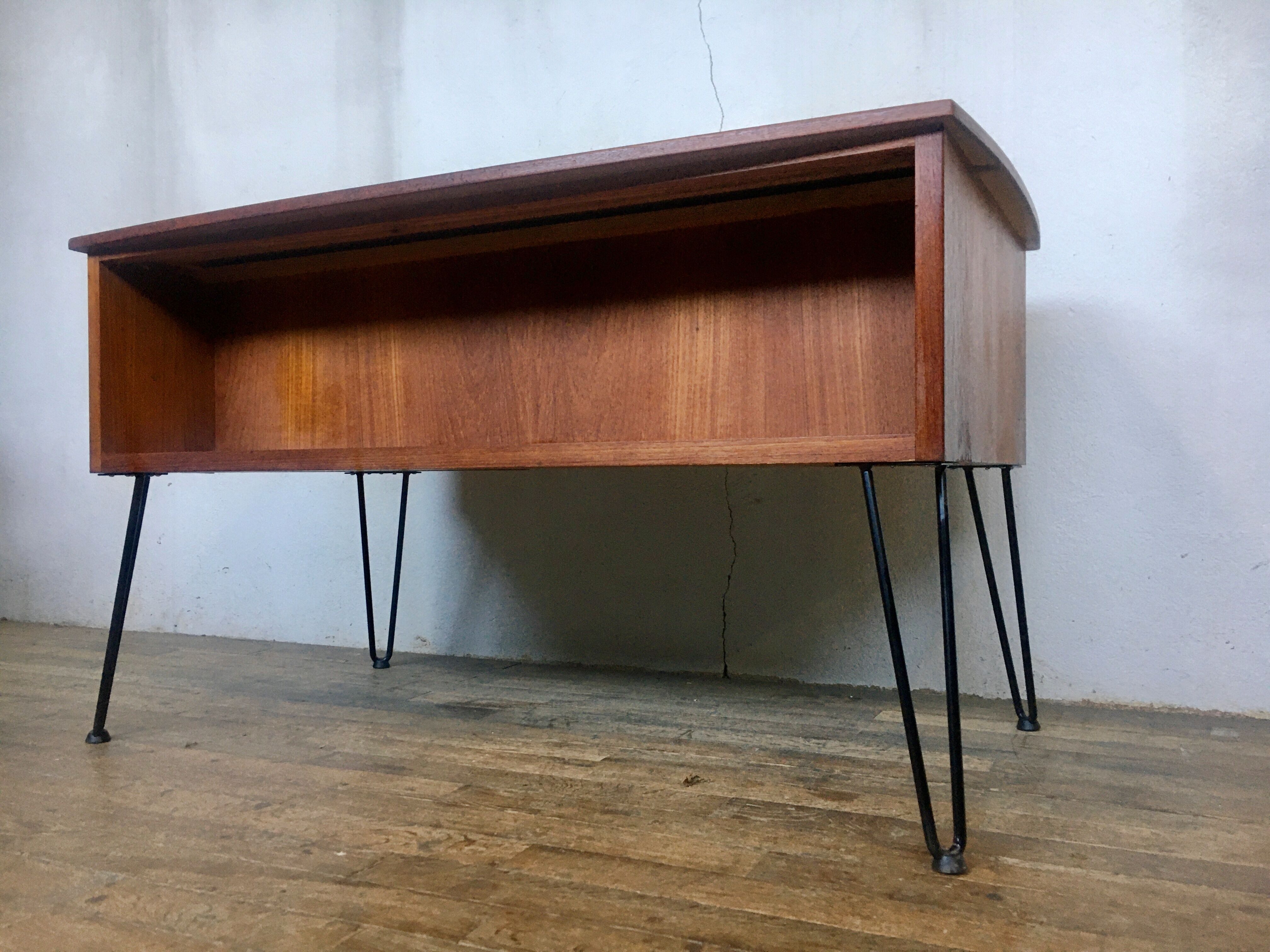 Bureau scandinave en teck avec piétement eiffel métal noir  1950 1960