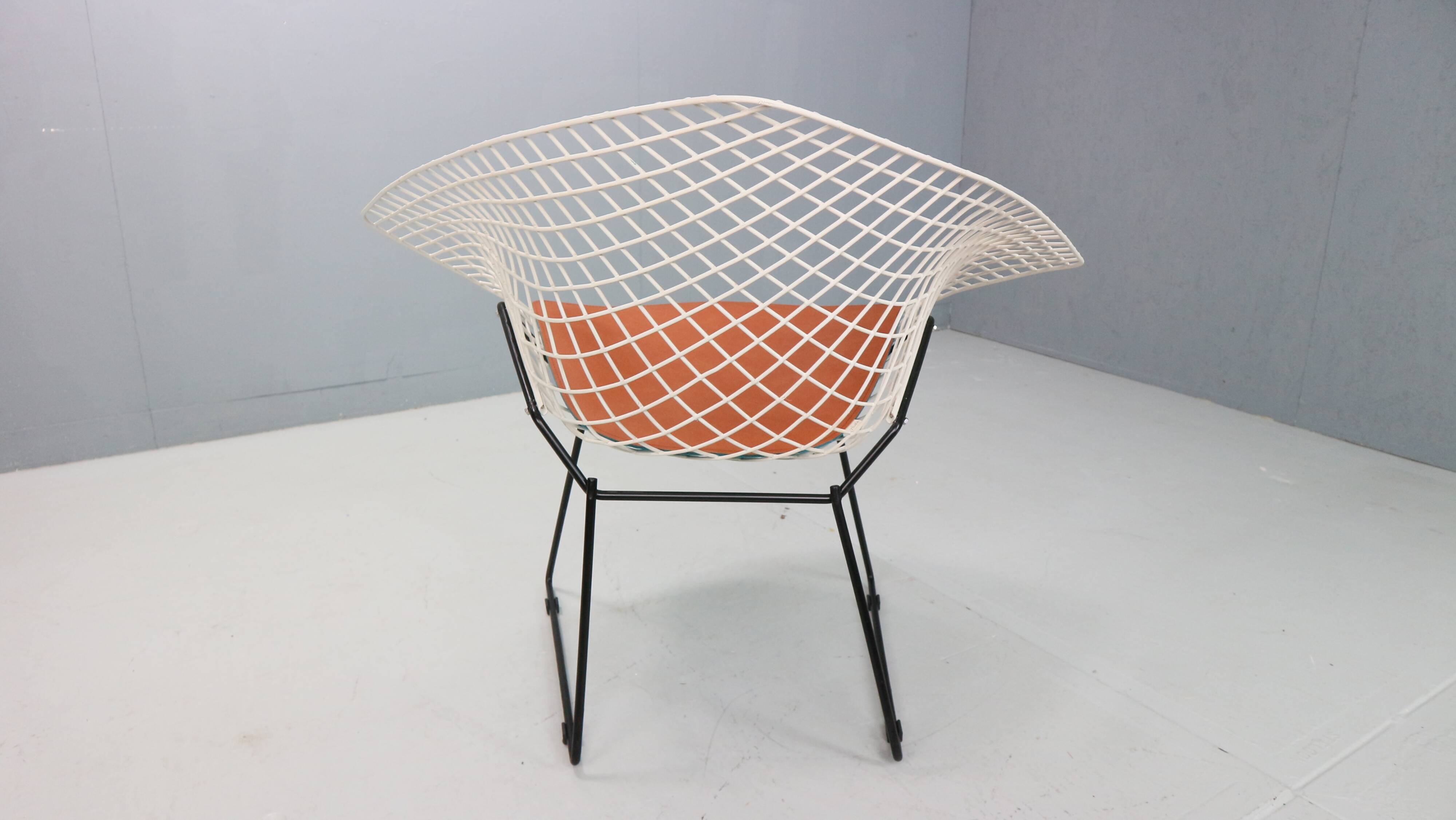 Diamond chair by Harry Bertoia in white & black metal and new leather seati