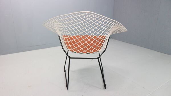 Chaise Diamond de Harry Bertoia en métal blanc et noir et assise en cuir neuf