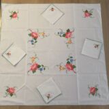 Nappe à thé brodée et 4 serviettes