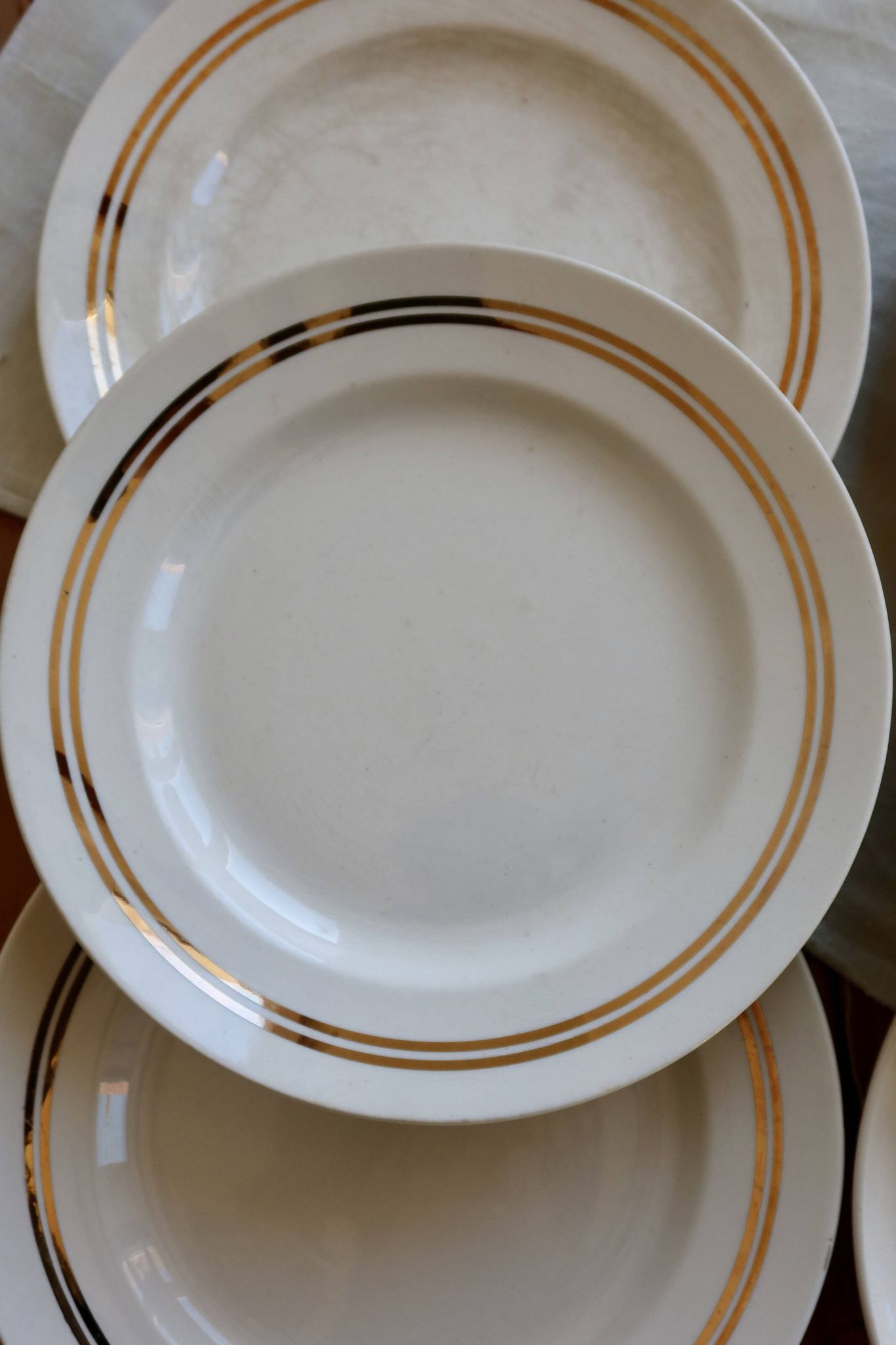 6 plates vintage faïence ivoire liserées dorés