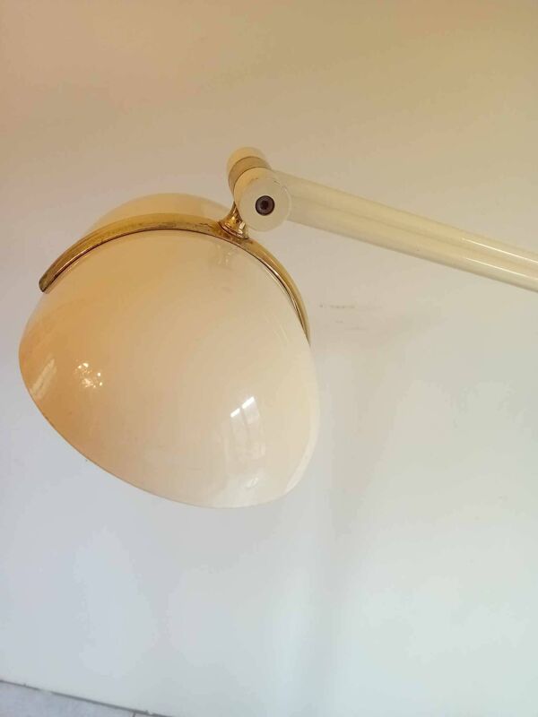 Lampadaire Italien Années 70, Couleur « Beurre Frais » étiquette « Made In Italy ».