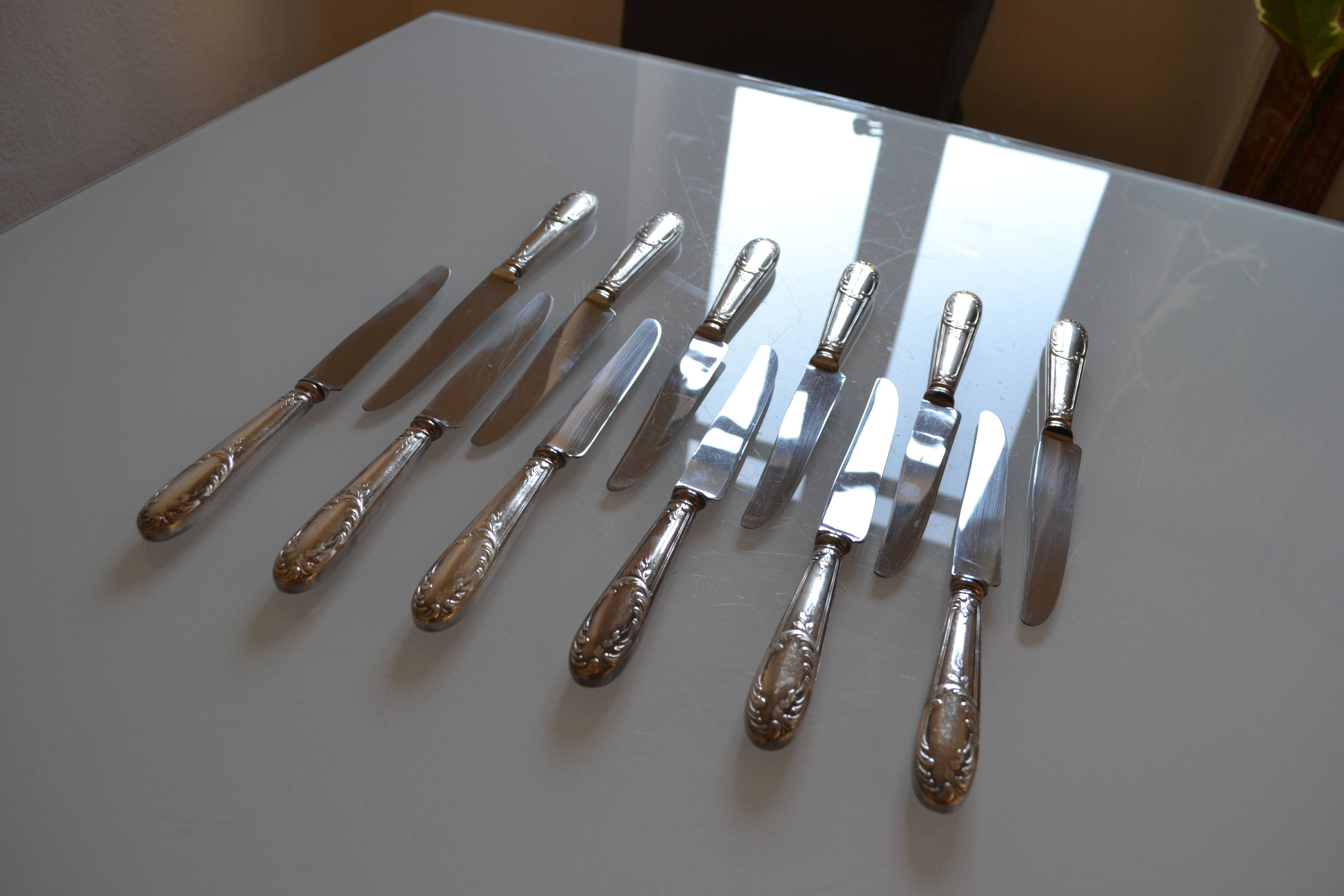 12 silver metal table knives 25.5 cm
