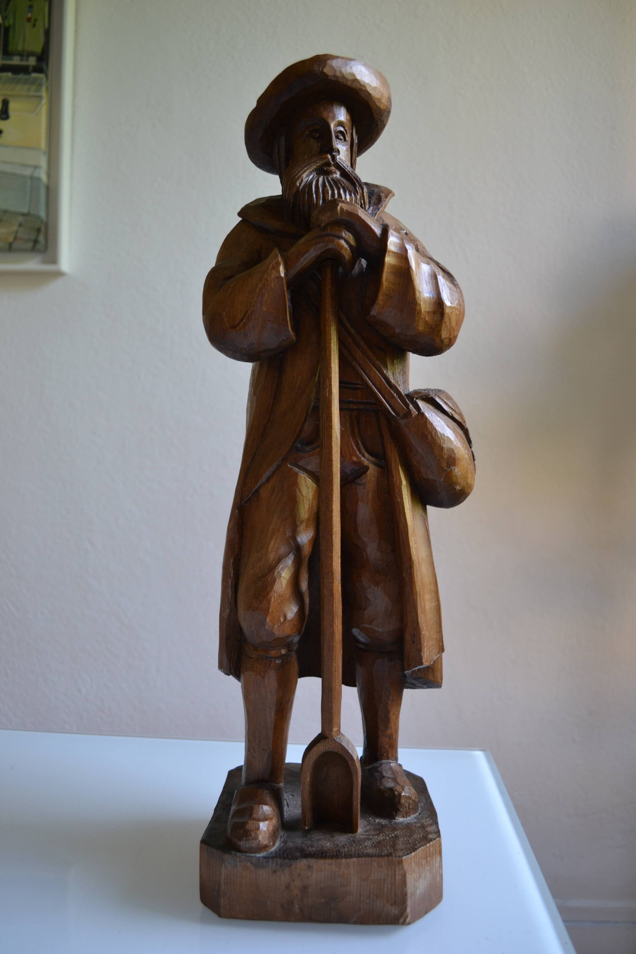 Large wooden sculpture of a man with his grain shovel 52 cm