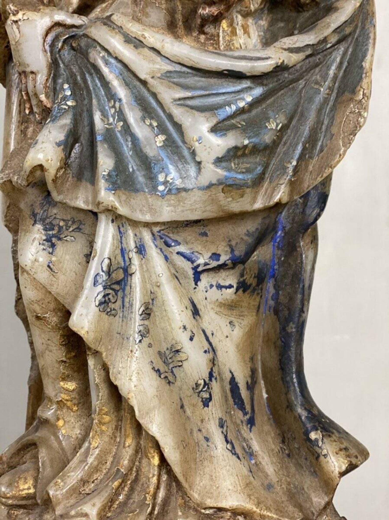 Virgin and Child in alabaster, significant trace of polychromy, Flanders 16th century.