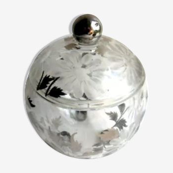 Bonbonnière en verre ciselée de marguerites, boule sur 3 pieds, peinture argent