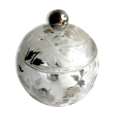 Bonbonnière en verre ciselée de marguerites, boule sur 3 pieds, peinture argent