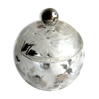 Bonbonnière en verre ciselée de marguerites, boule sur 3 pieds, peinture argent