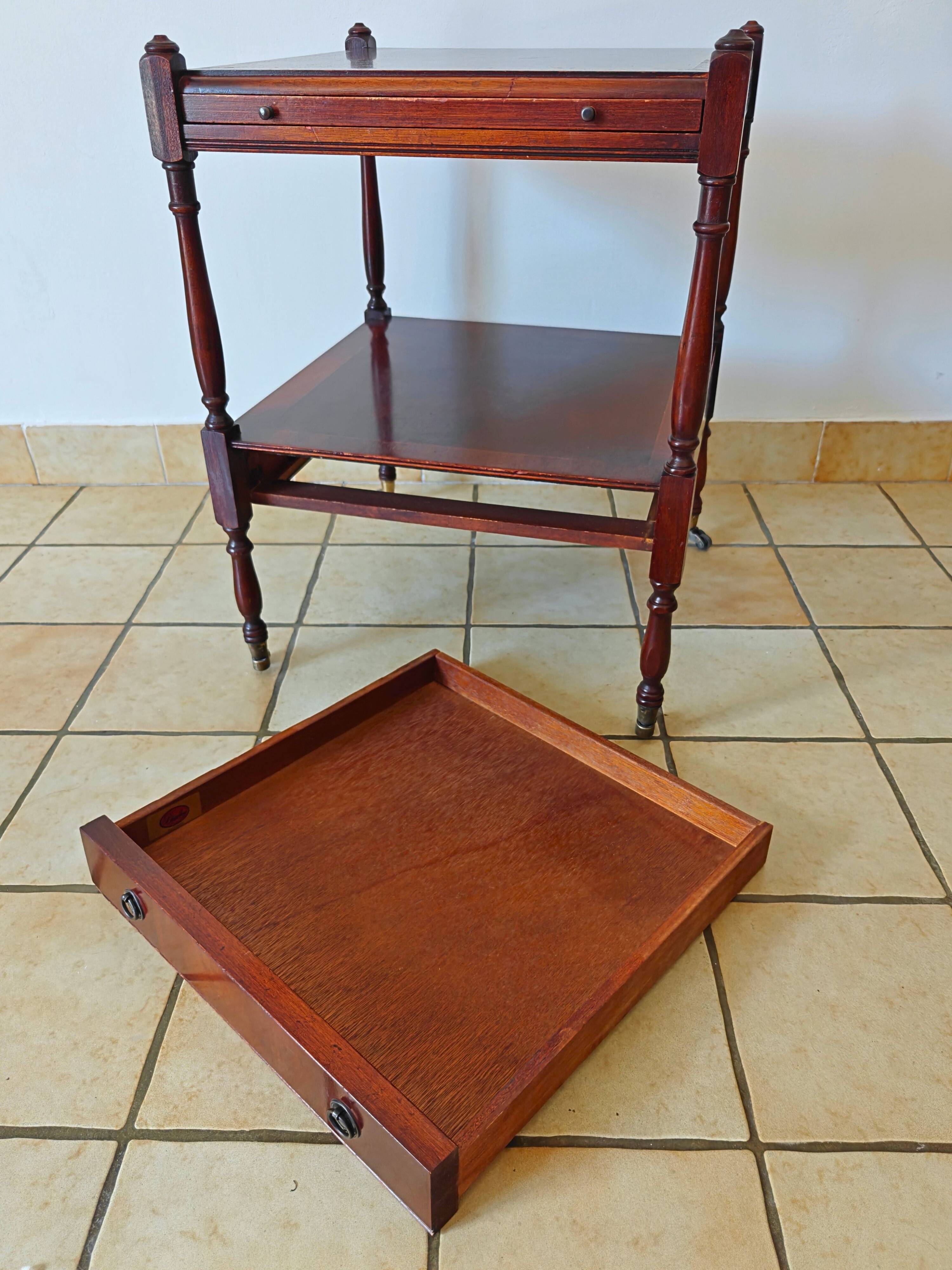 Table d'appoint en if par Bradley England