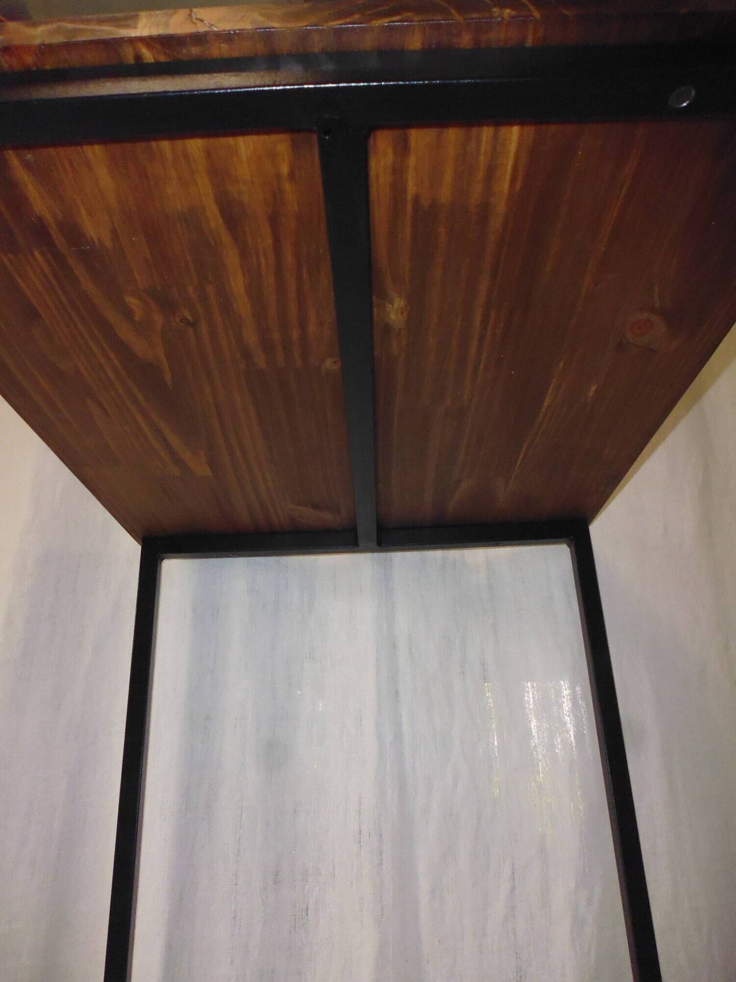 Extended workshop column on metal and wood stand