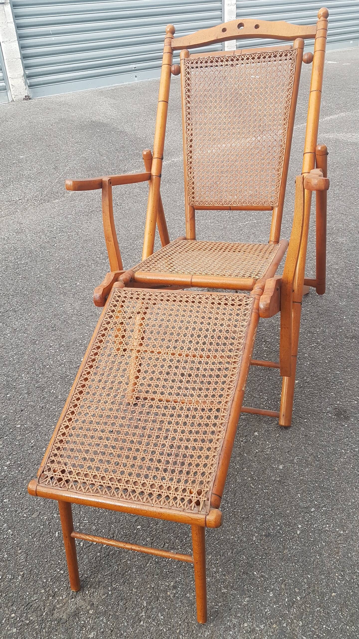 Folding chaise longue 1900 in beech