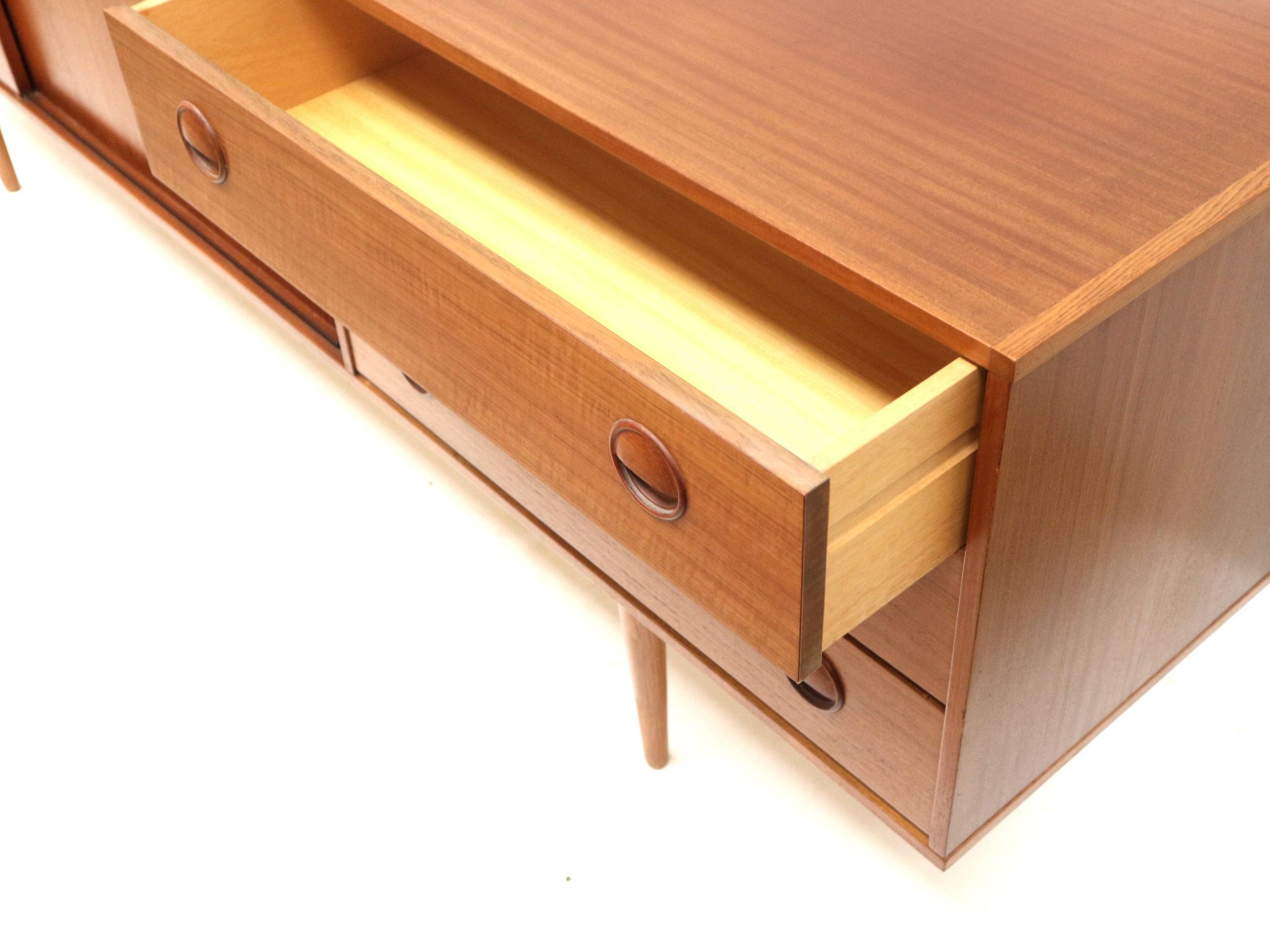 Beautiful long minimalist sideboard designed by William Watting and made by Fristho, Netherlands 195