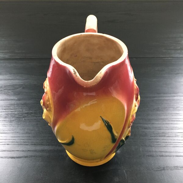 Pichet ancien décor iris en barbotine