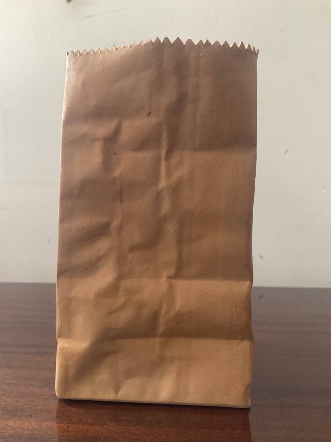 Vase Paper Bag trompe l’œil signé Alka Malta