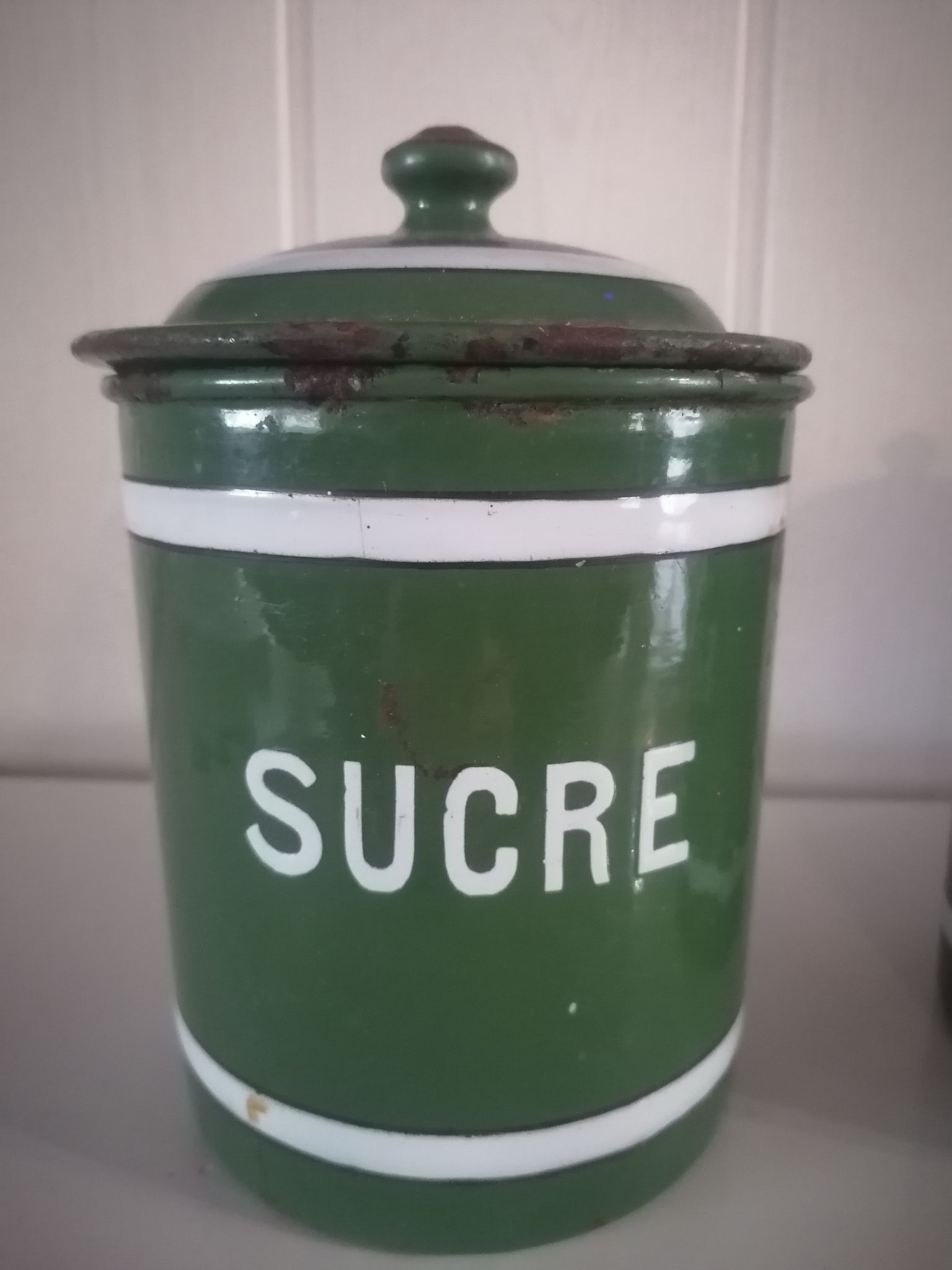 Set of 6 old enamelled jars with 6 trundle lids