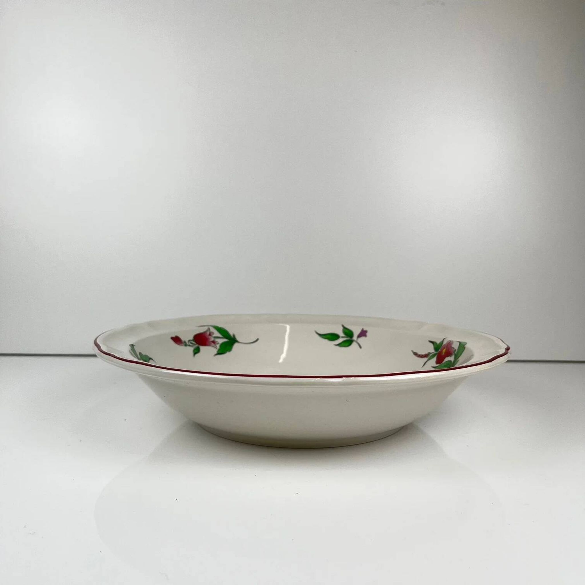 Bowl with rim model Réverbère by KG Lunéville, rose pattern.
