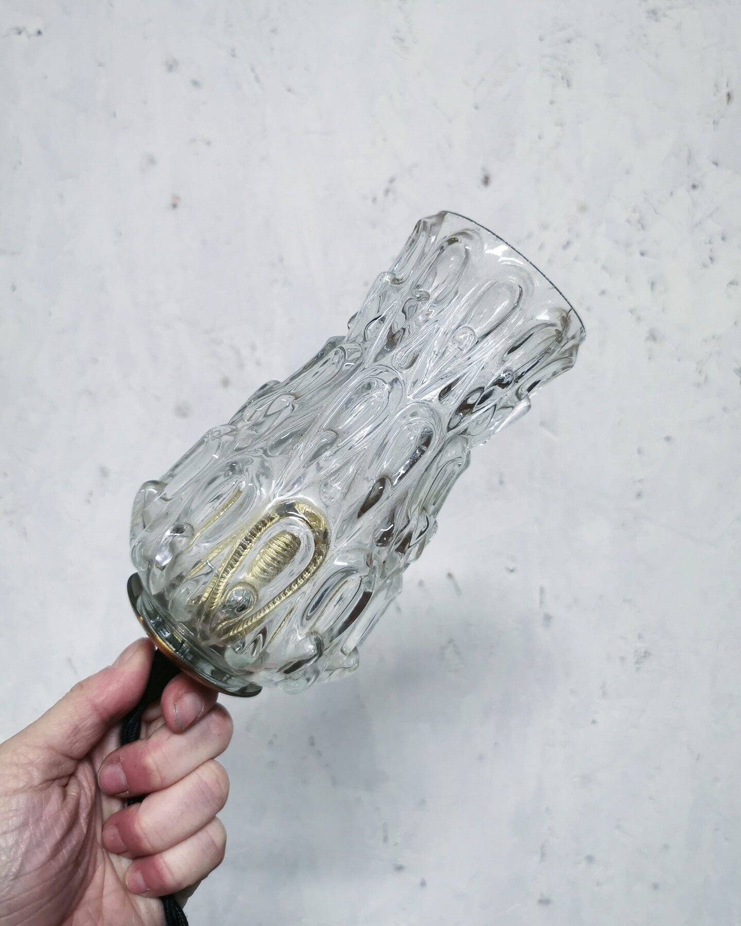 Old-globe suspension viewer made of tapered glass