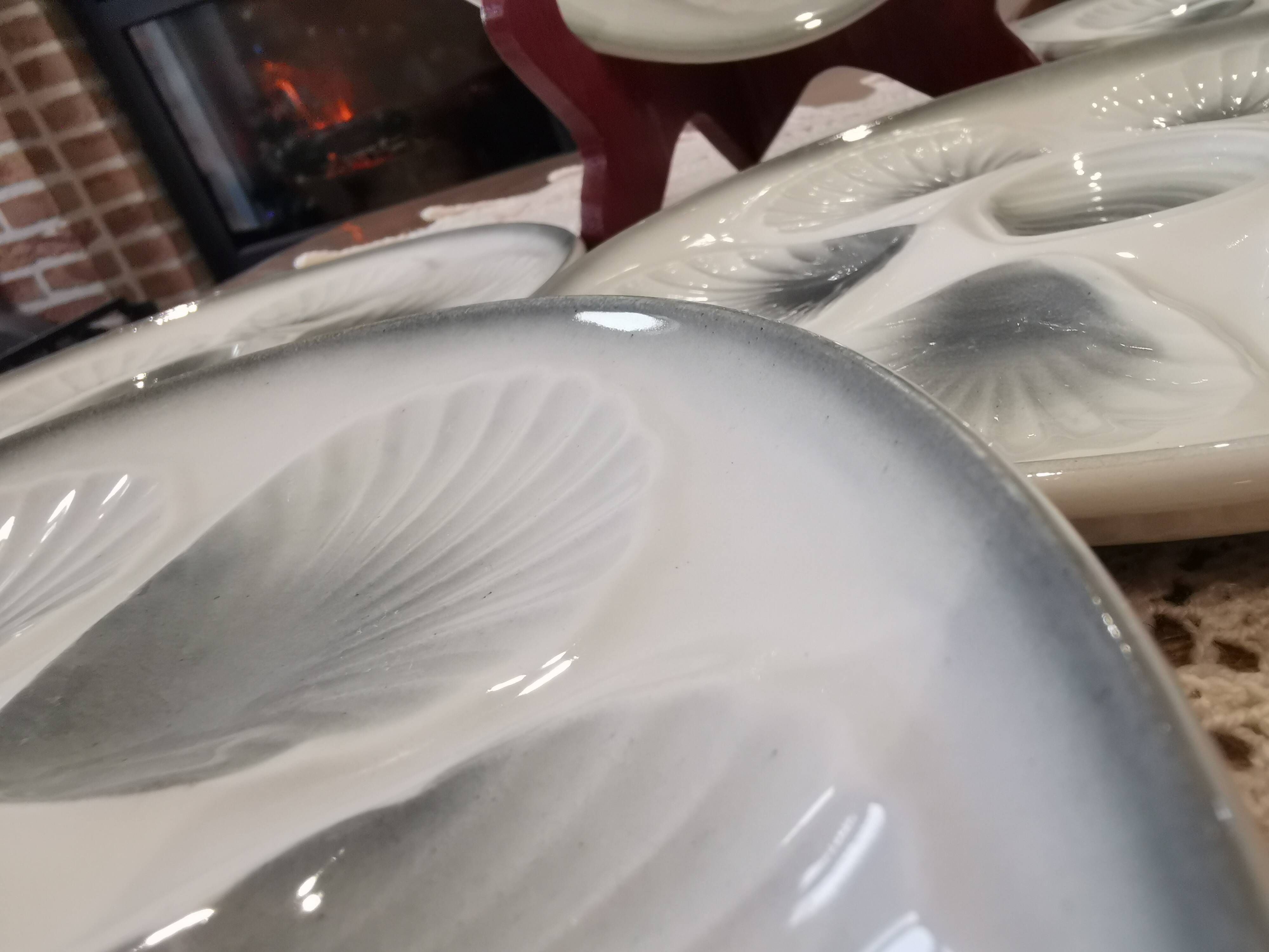 6 Moulin des Loups oyster plates in white and gray barbotine