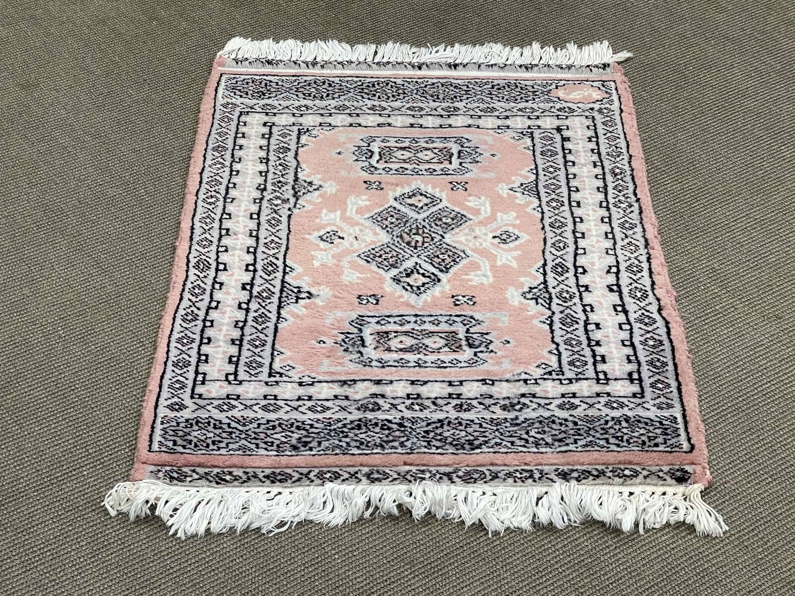 Small handmade Pakistani wool rug - 88x64cm
