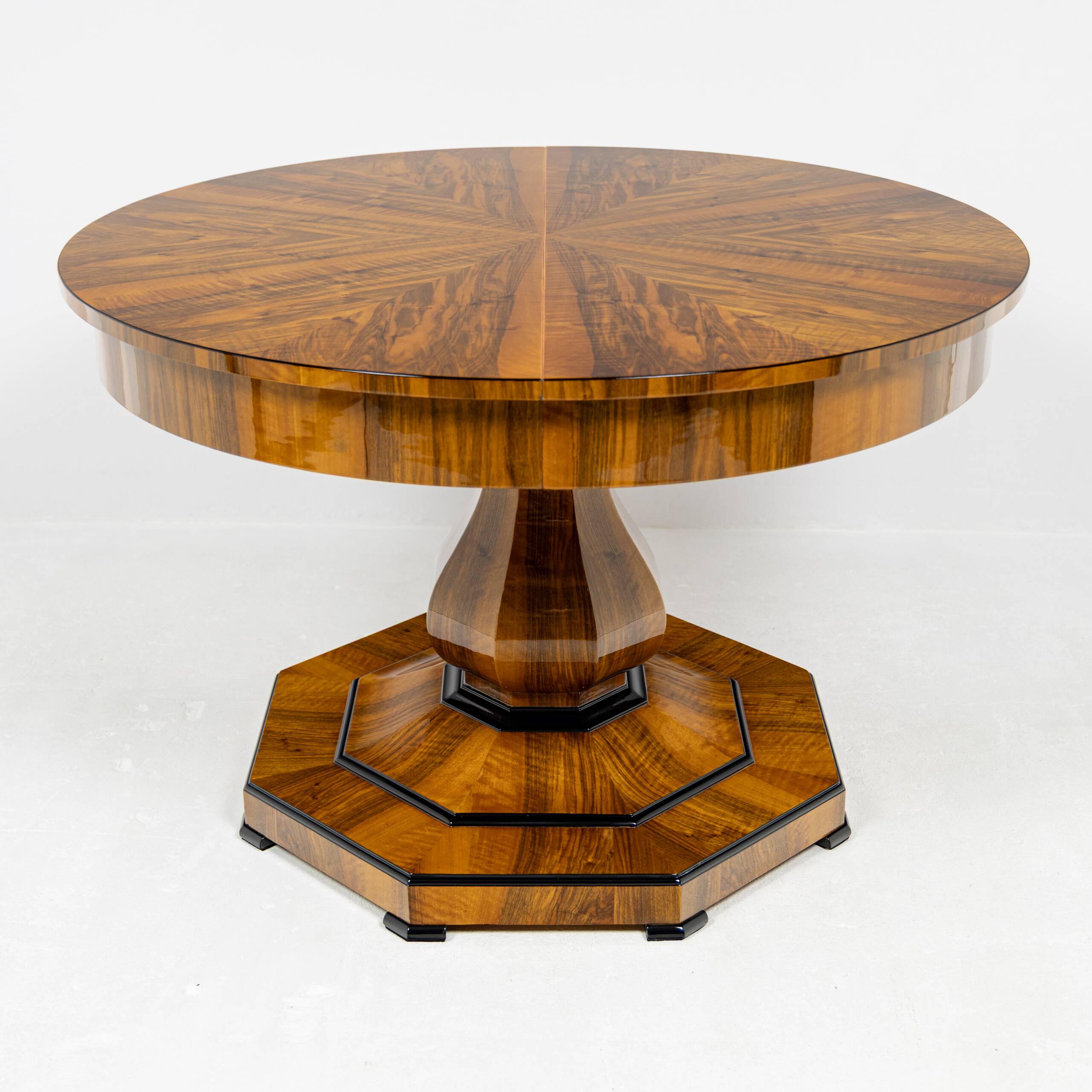 Extendable Biedermeier walnut round table - 1920-1939