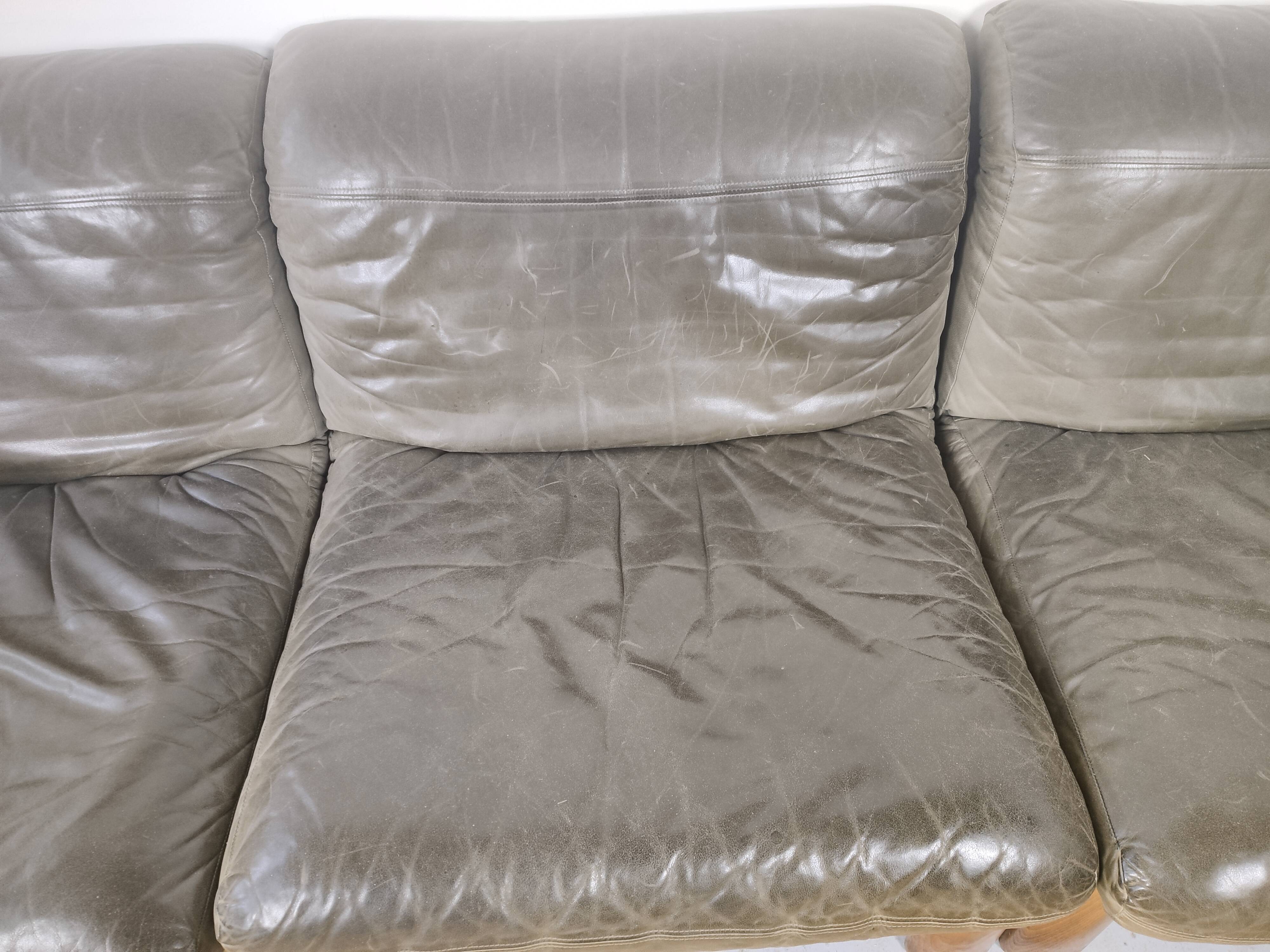 Modulable sofa an armchair in leather and wood