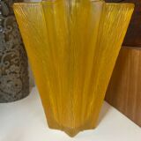 Vase en verre jaune en forme d'étoile Art déco attribué à Pierre D'Avesn pour Daum