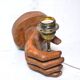 Applique main en bois sculpté