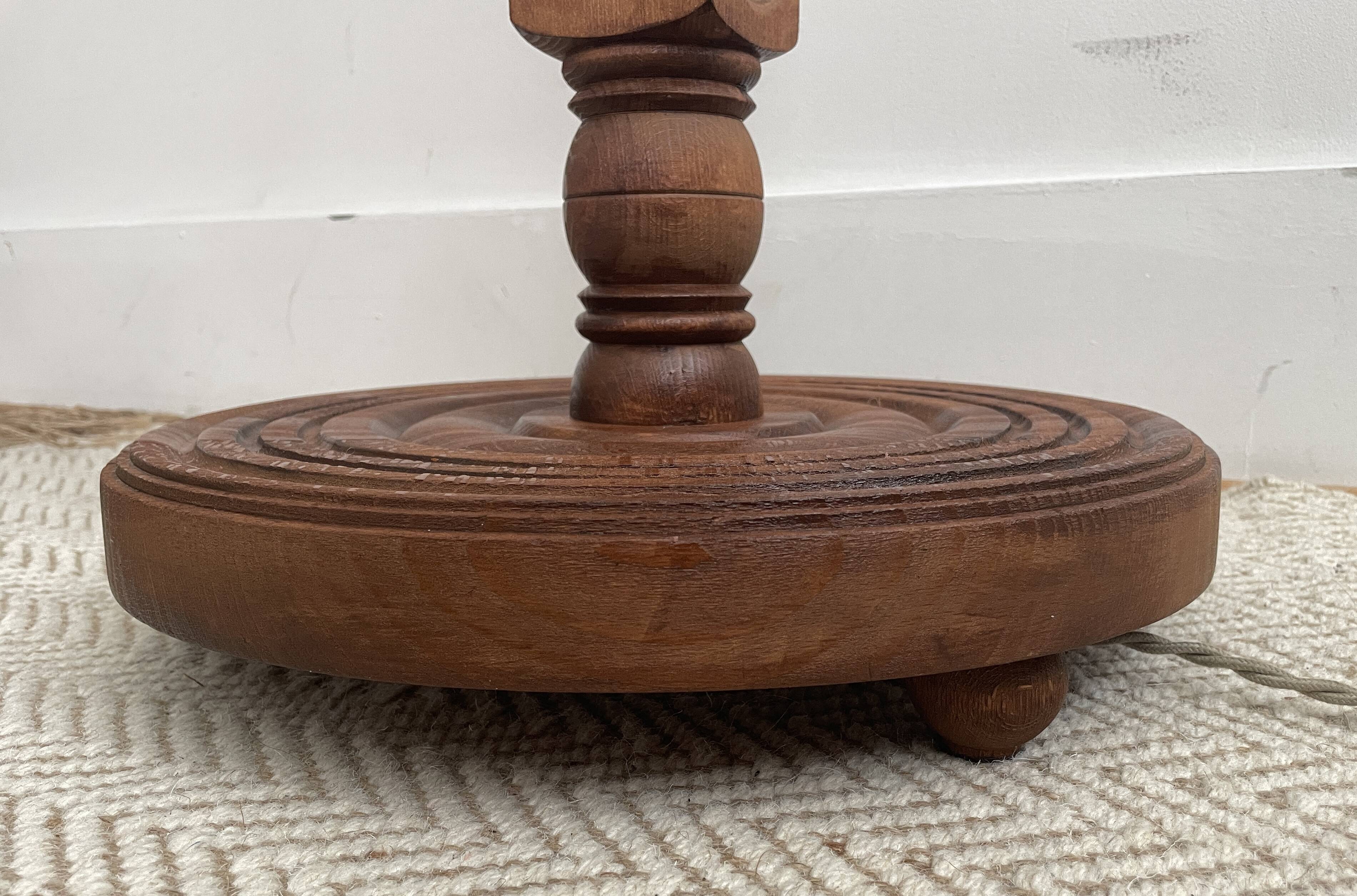 Brutalist floor lamp in turned wood, in the style of Charles Dudouyt.