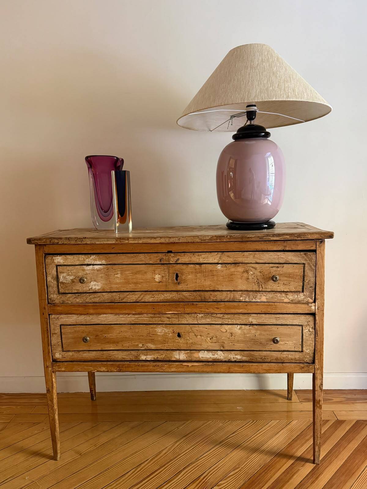 Commode polychrome et décorée de motifs d'origine italienne, XIXe siècle