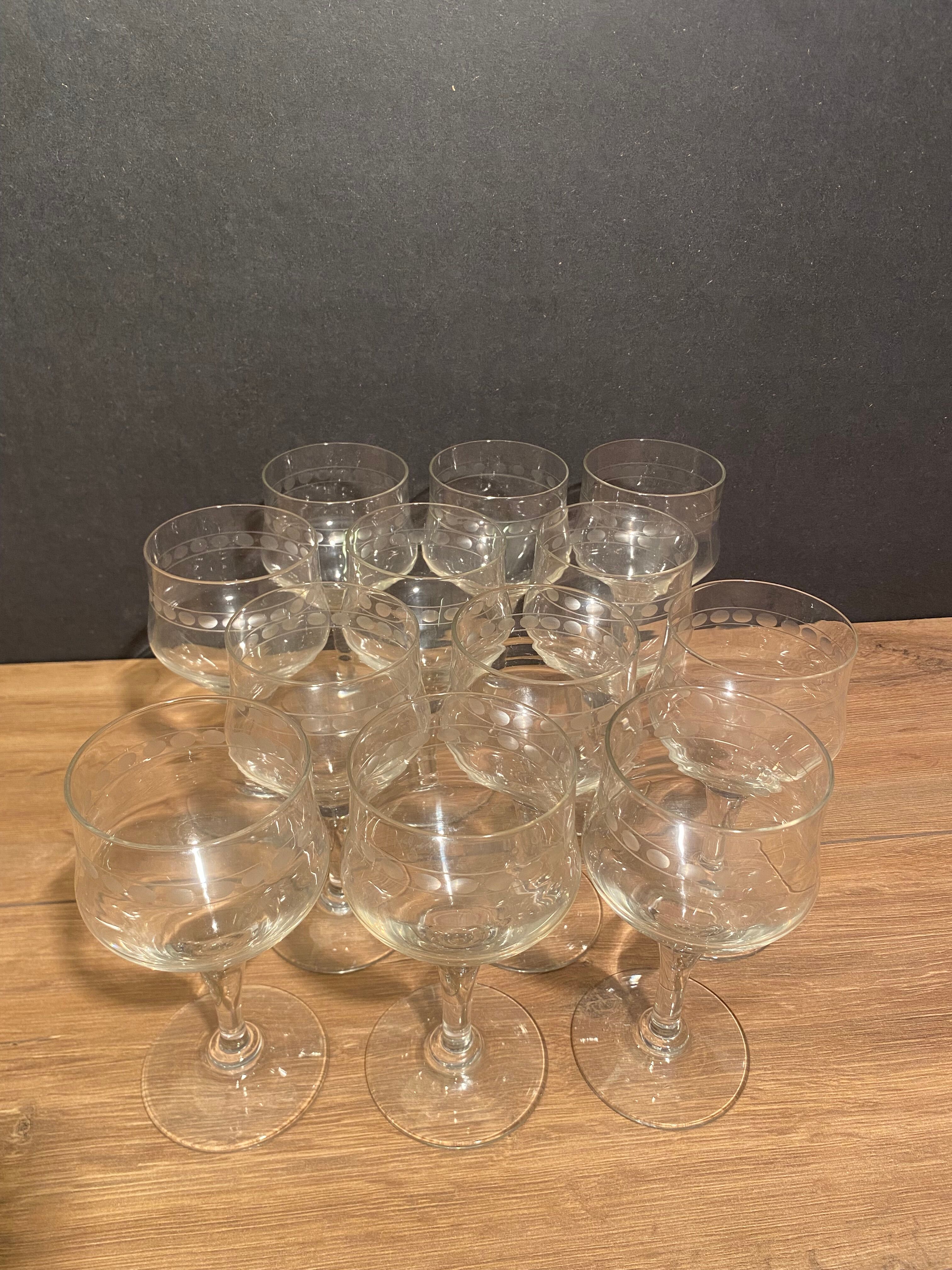 Suite of 12 glasses with feet in cut glass mid-twentieth century