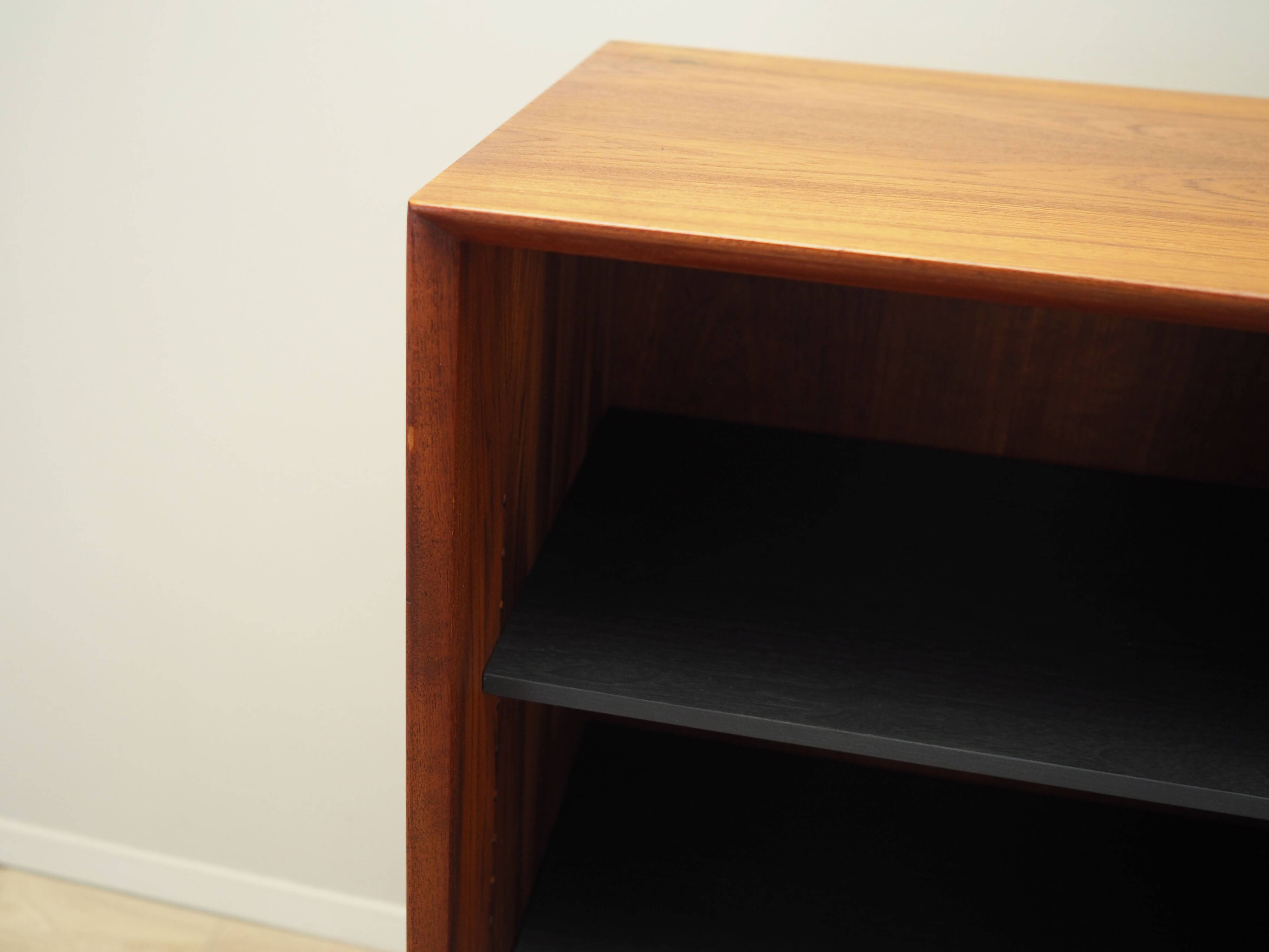 Buffet haut en teck, design danois, années 1970, fabricant : Omann Jun