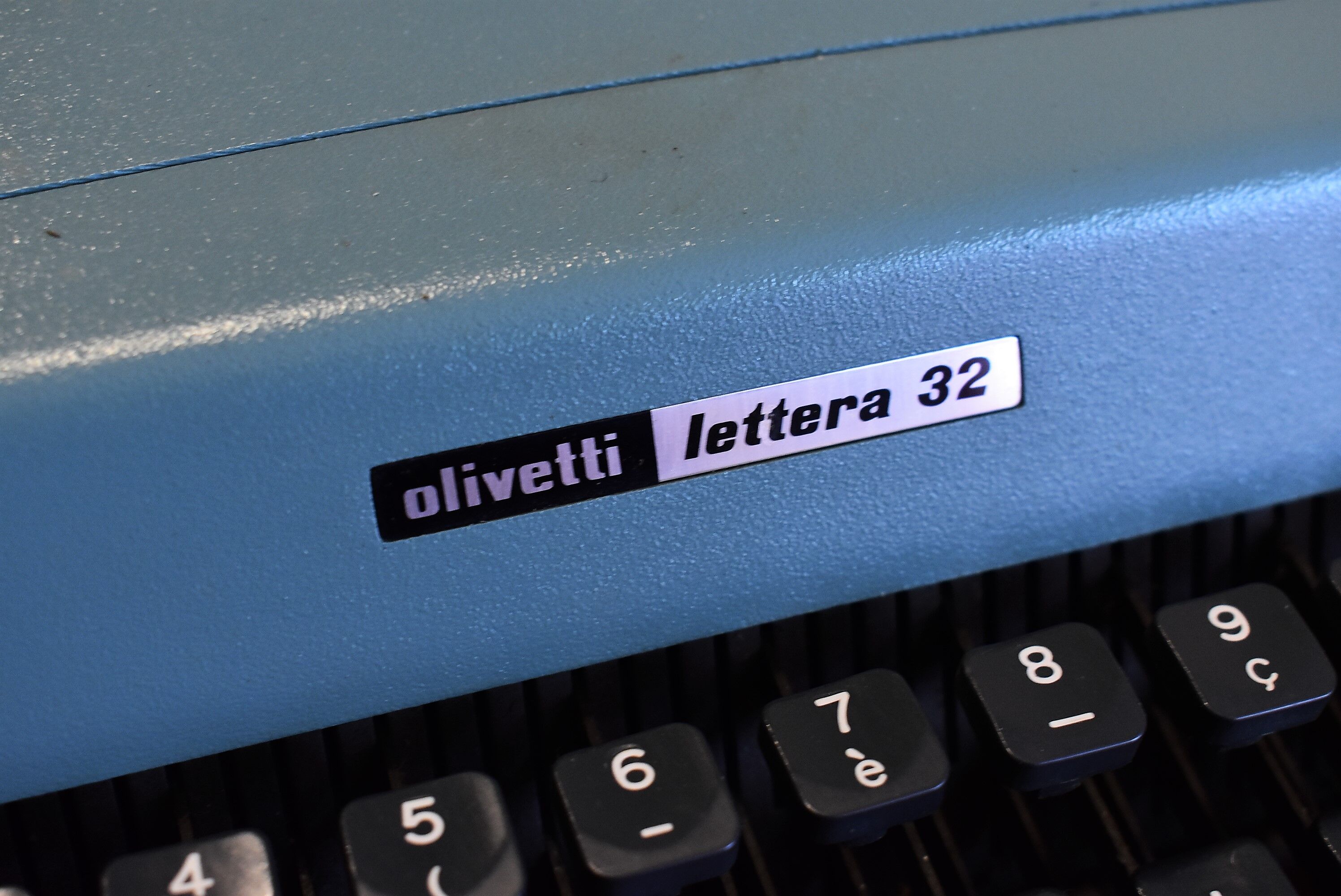 OLIVETTI LETTERA 32 typewriter with case