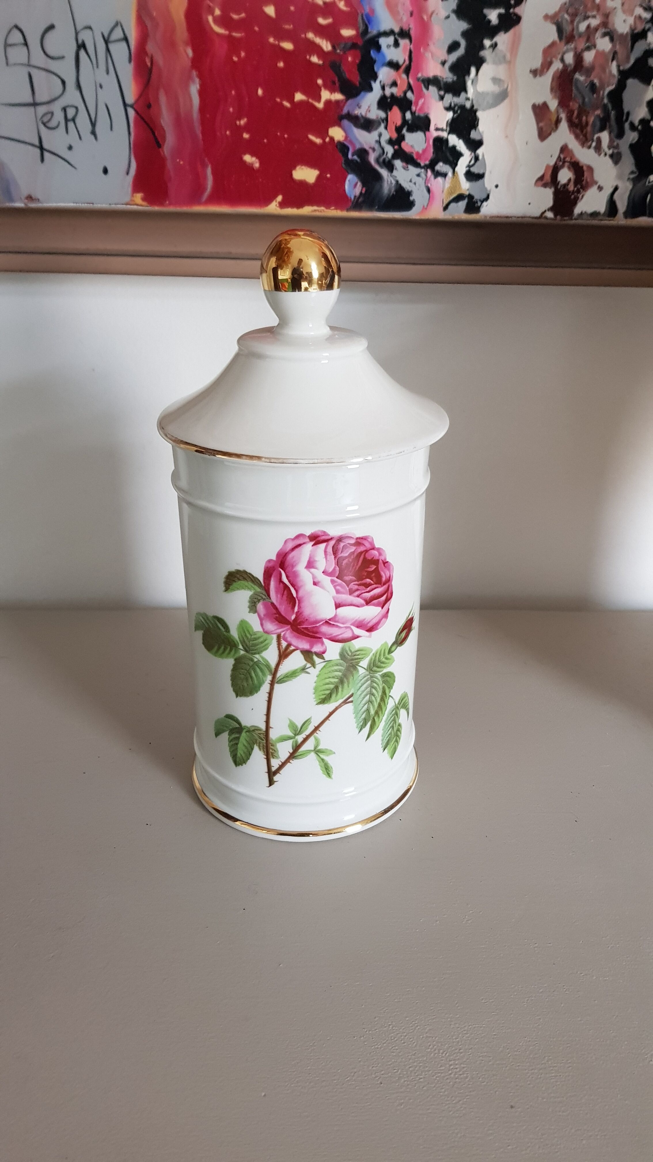 Porcelain pharmacy pot