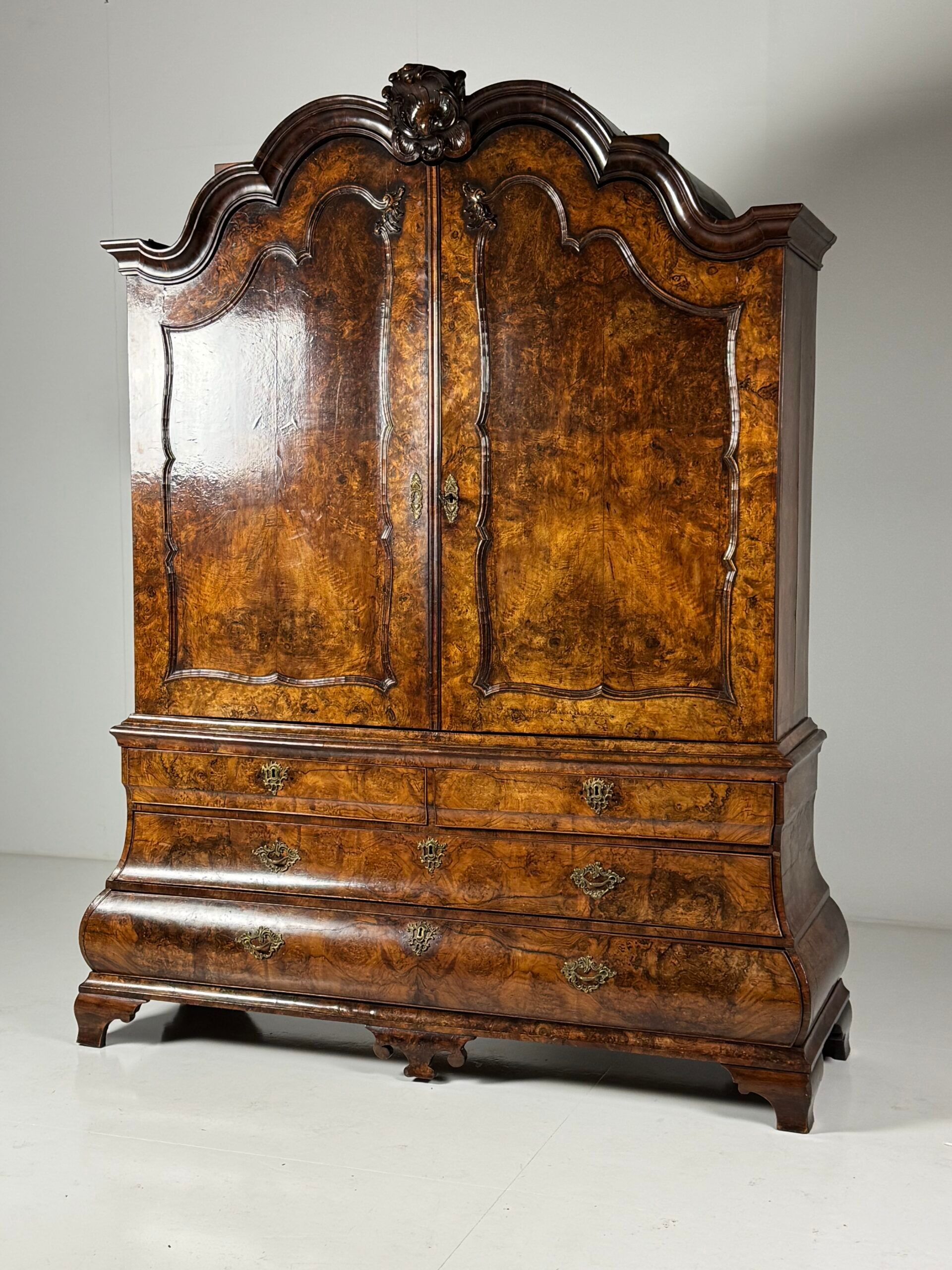 Dutch burr walnut cabinet ca. 1740