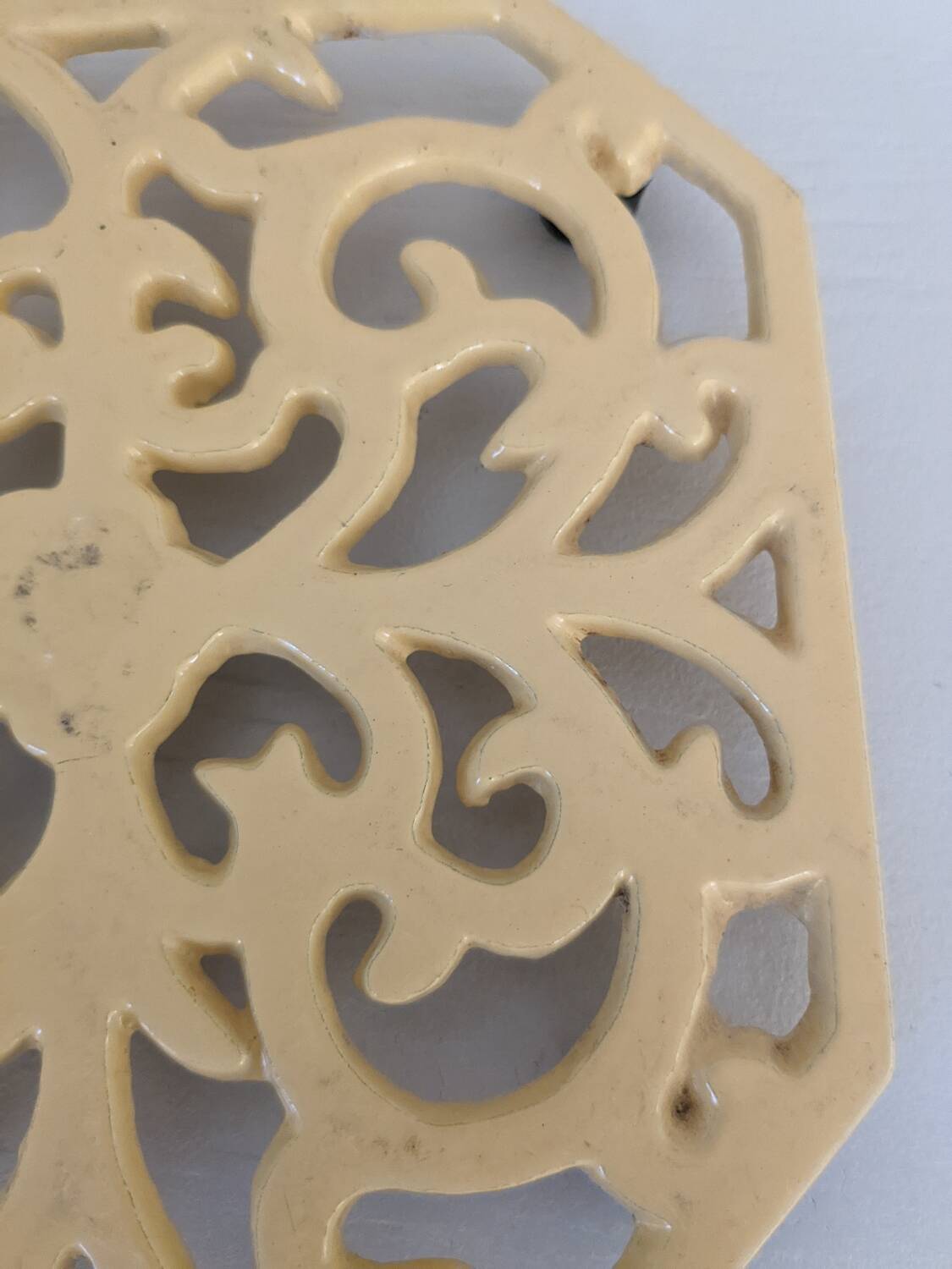 Enamelled cast iron trivet