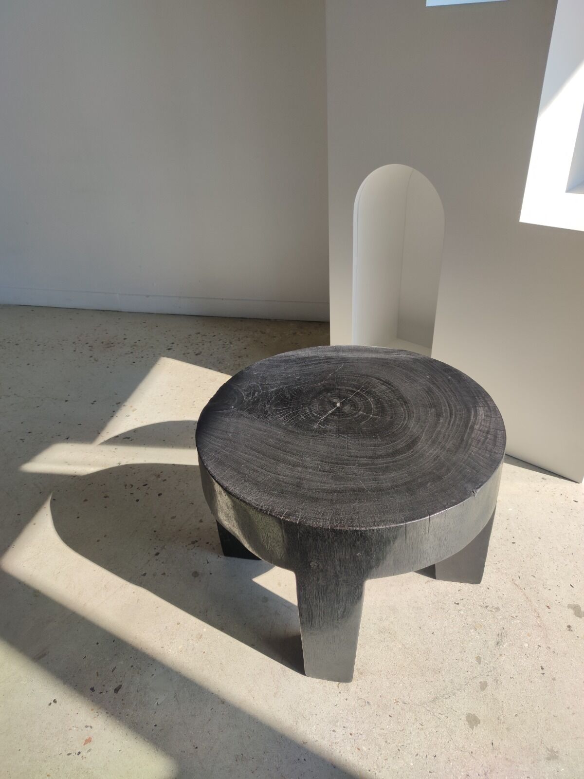 Quadripod coffee table in black monoxyl solid wood