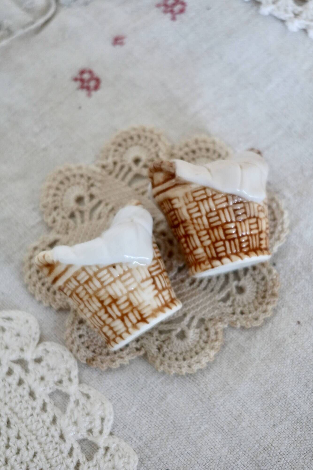 Paire de salière et poivrier vintage barbotine panier de linge