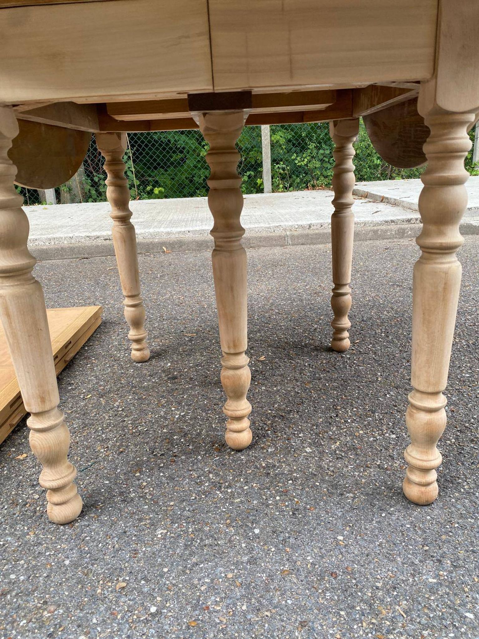 Table à manger ronde volets extensible Louis Philippe décapée en chêne brut