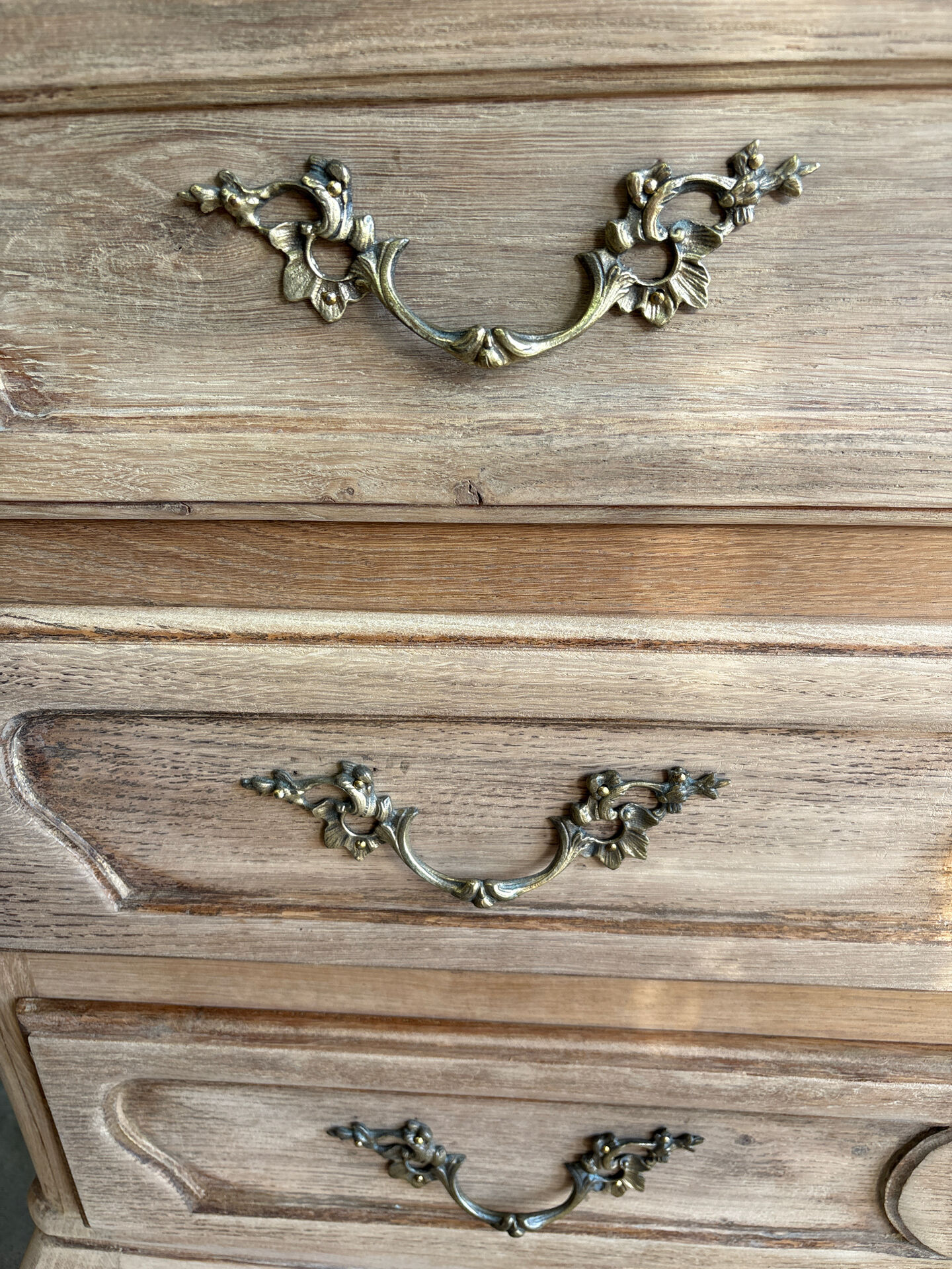 Raw oak chest of drawers in Louis XV style – 3 drawers