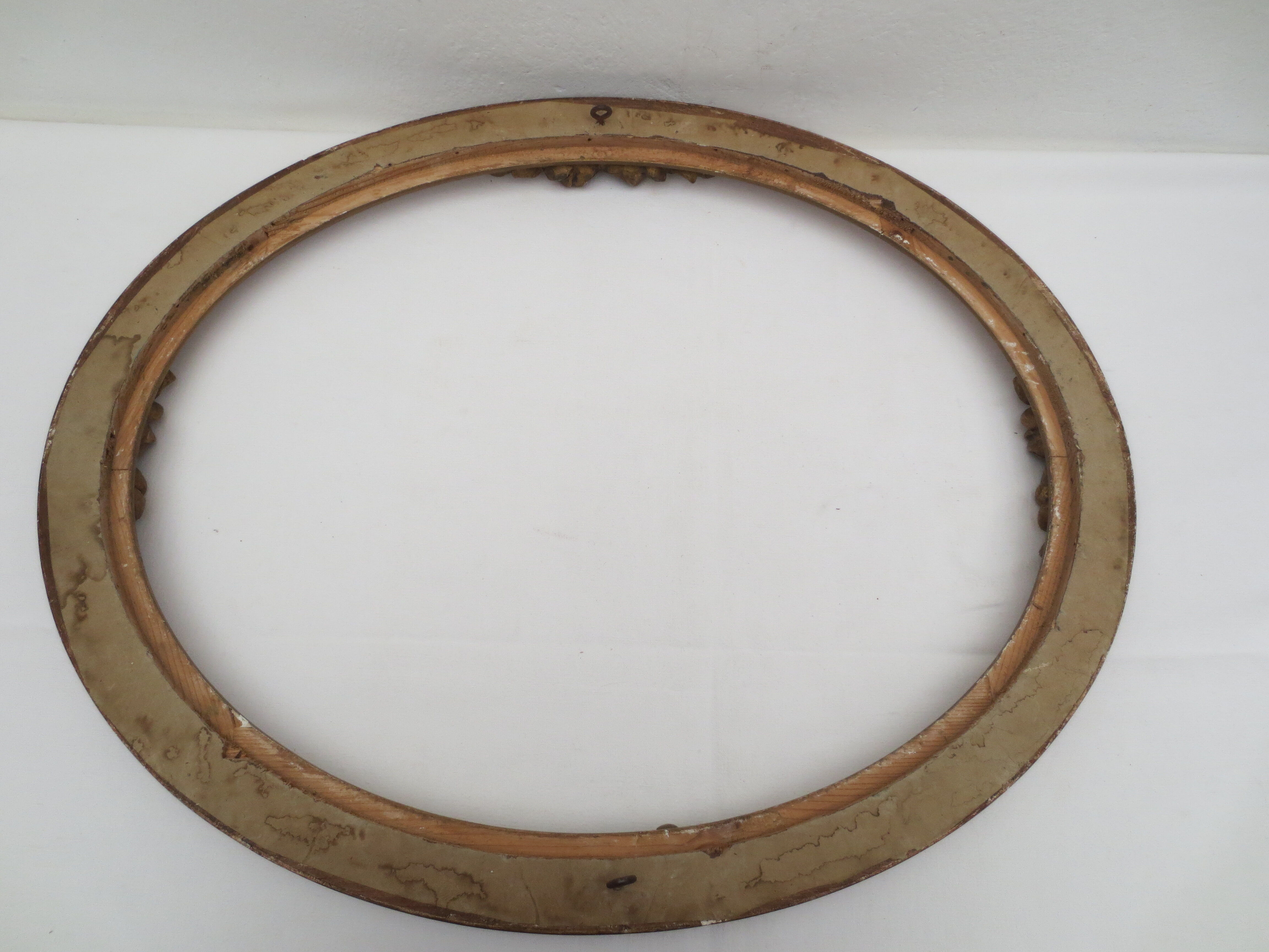 Old oval wooden frame, featuring 8 stucco roses