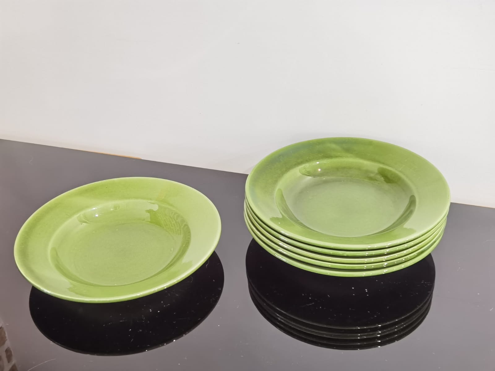 Hollow plates in glazed glazed ceramic green