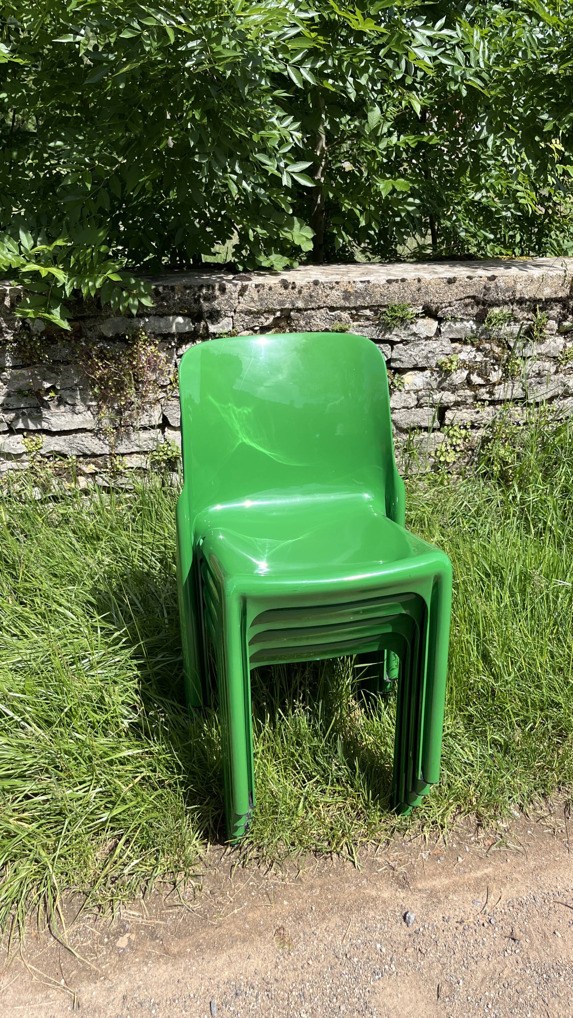 Suite de 4 chaises "Sélène" par Vico Magistretti pour Artemide