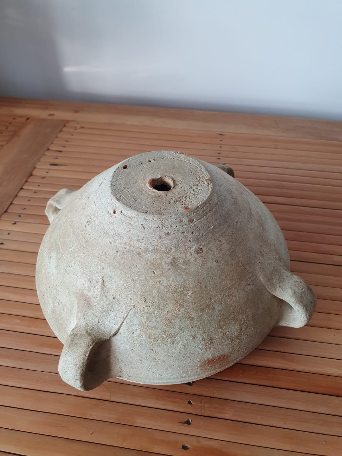 Flower pot with 4-coves in white terracotta