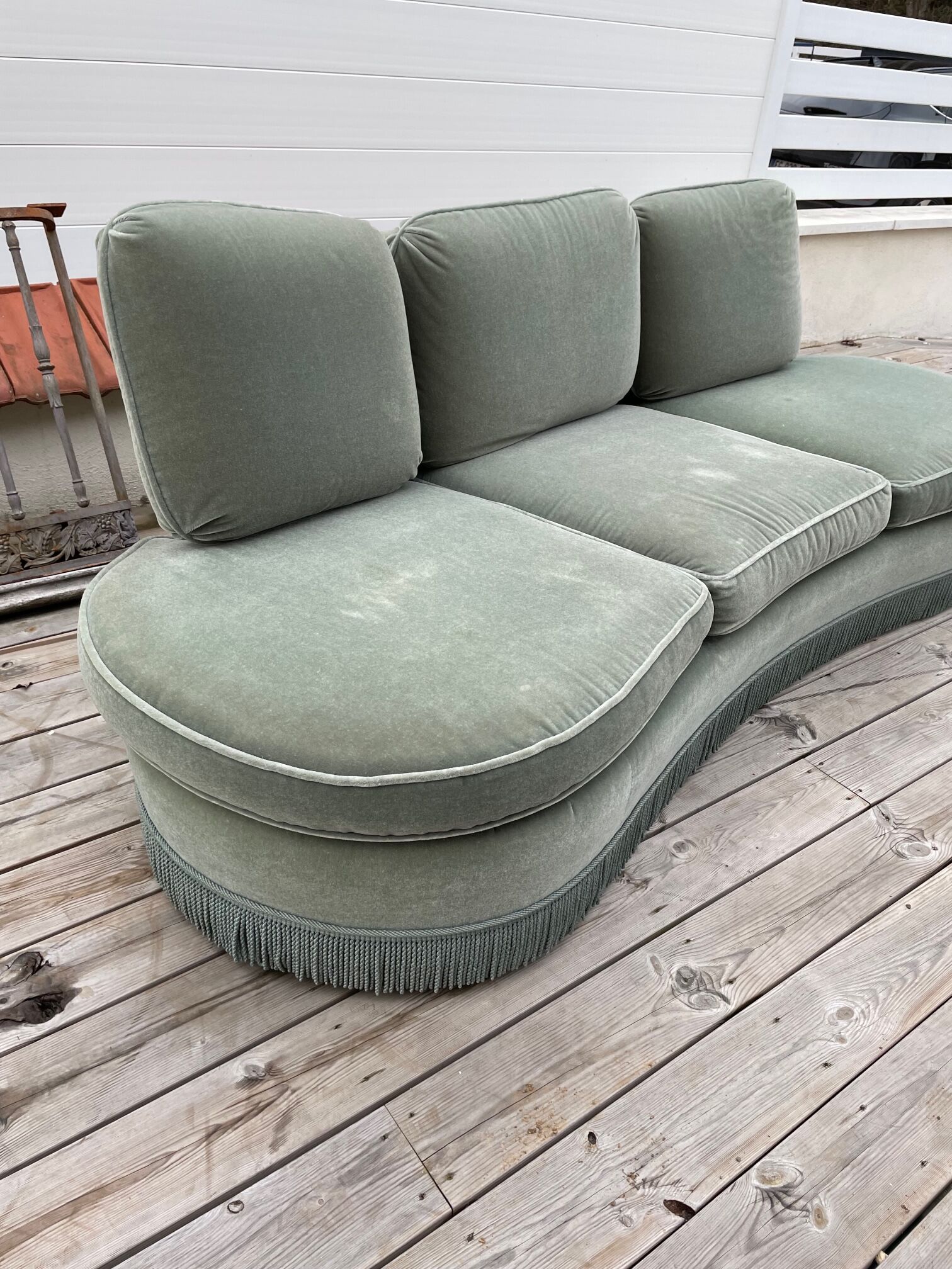 Rounded sofa with fringes