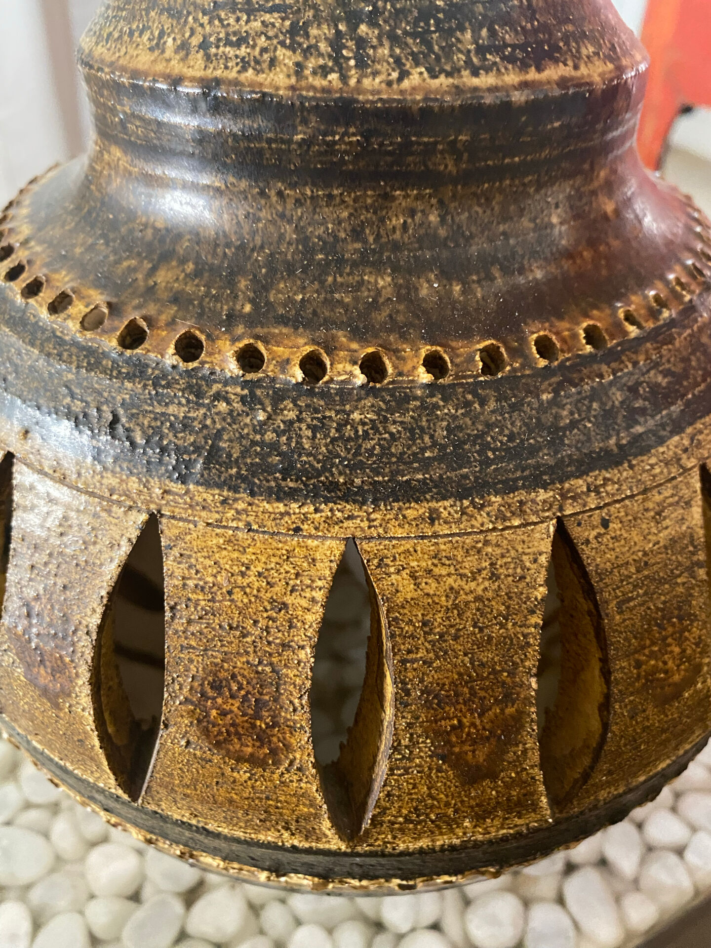 Lampe Georges Pelletier en céramique émaillée ajourée