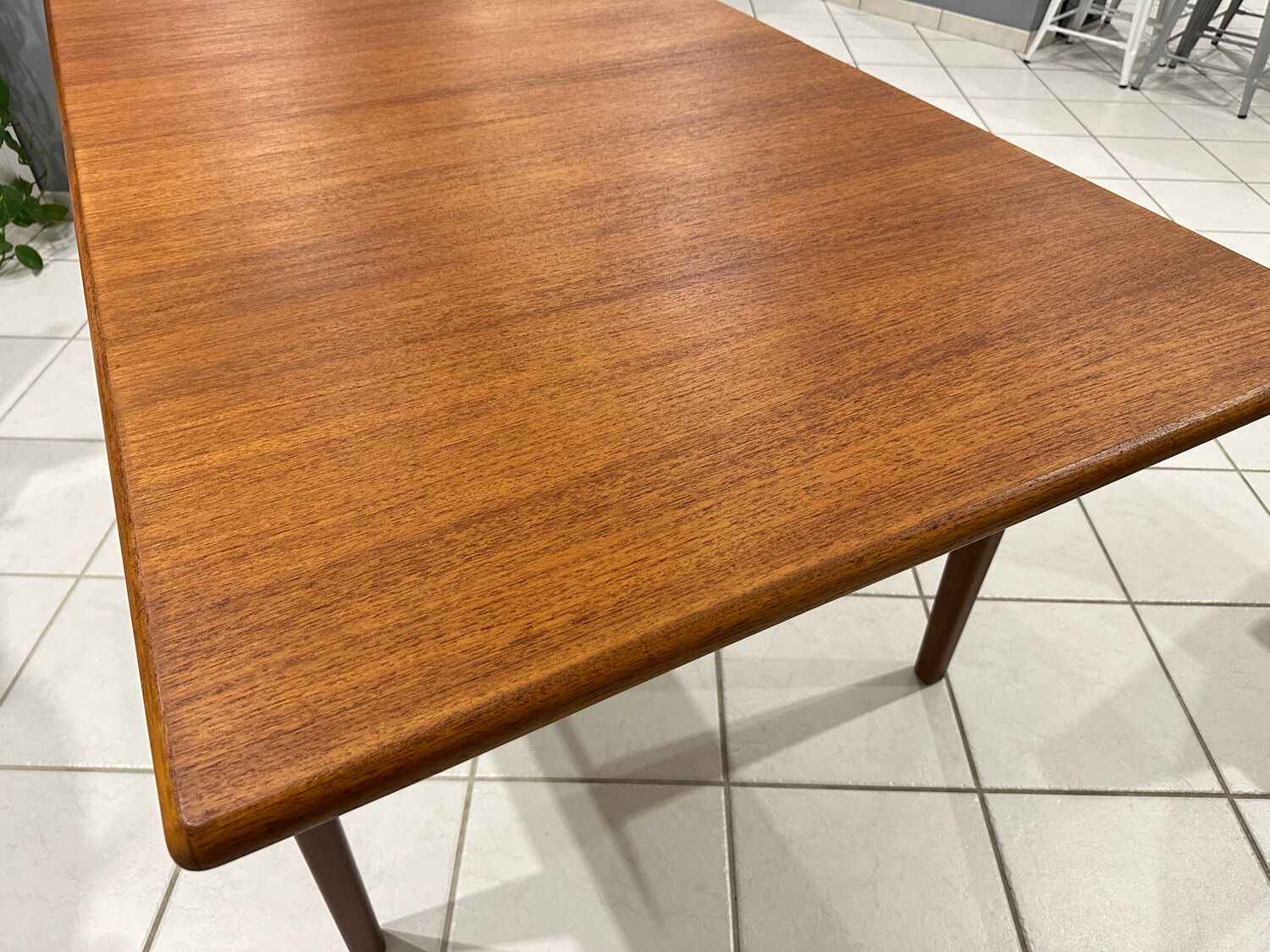 Large extendable Scandinavian table in vintage teak from the 1970s.