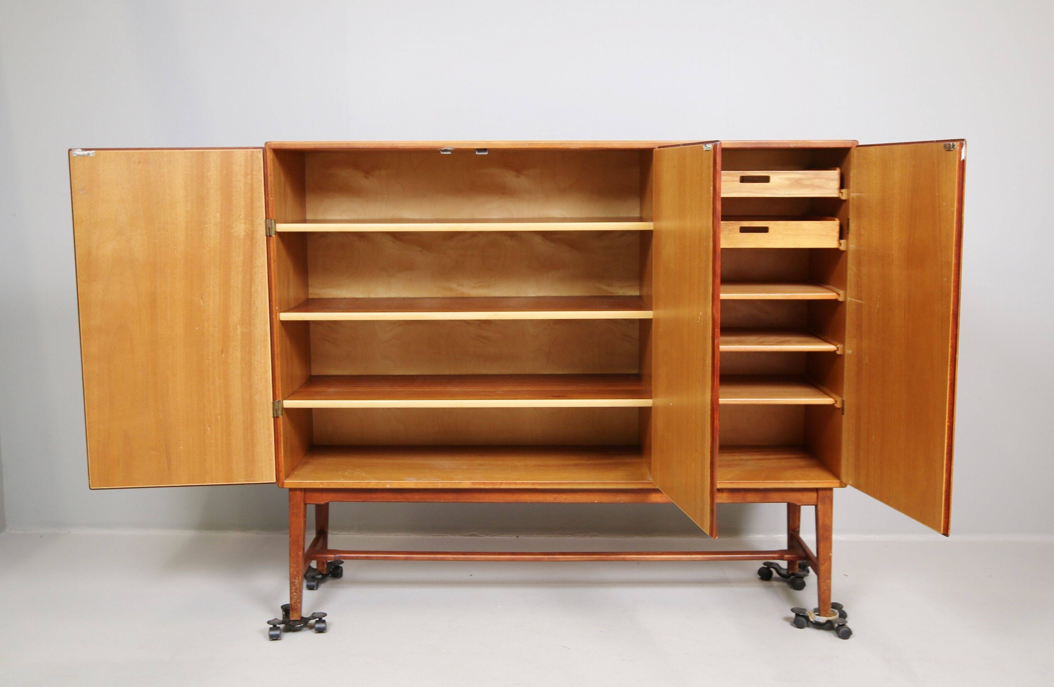 Buffet vintage en acajou avec rangements et tiroirs – Suède, années 1960